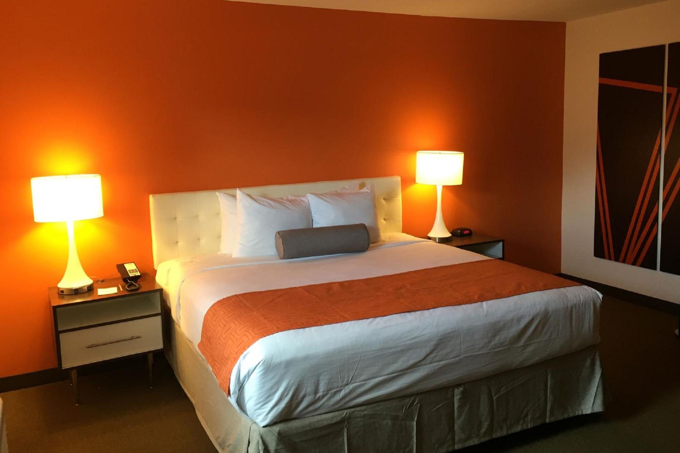 King Room - Non-Smoking - Photo 3