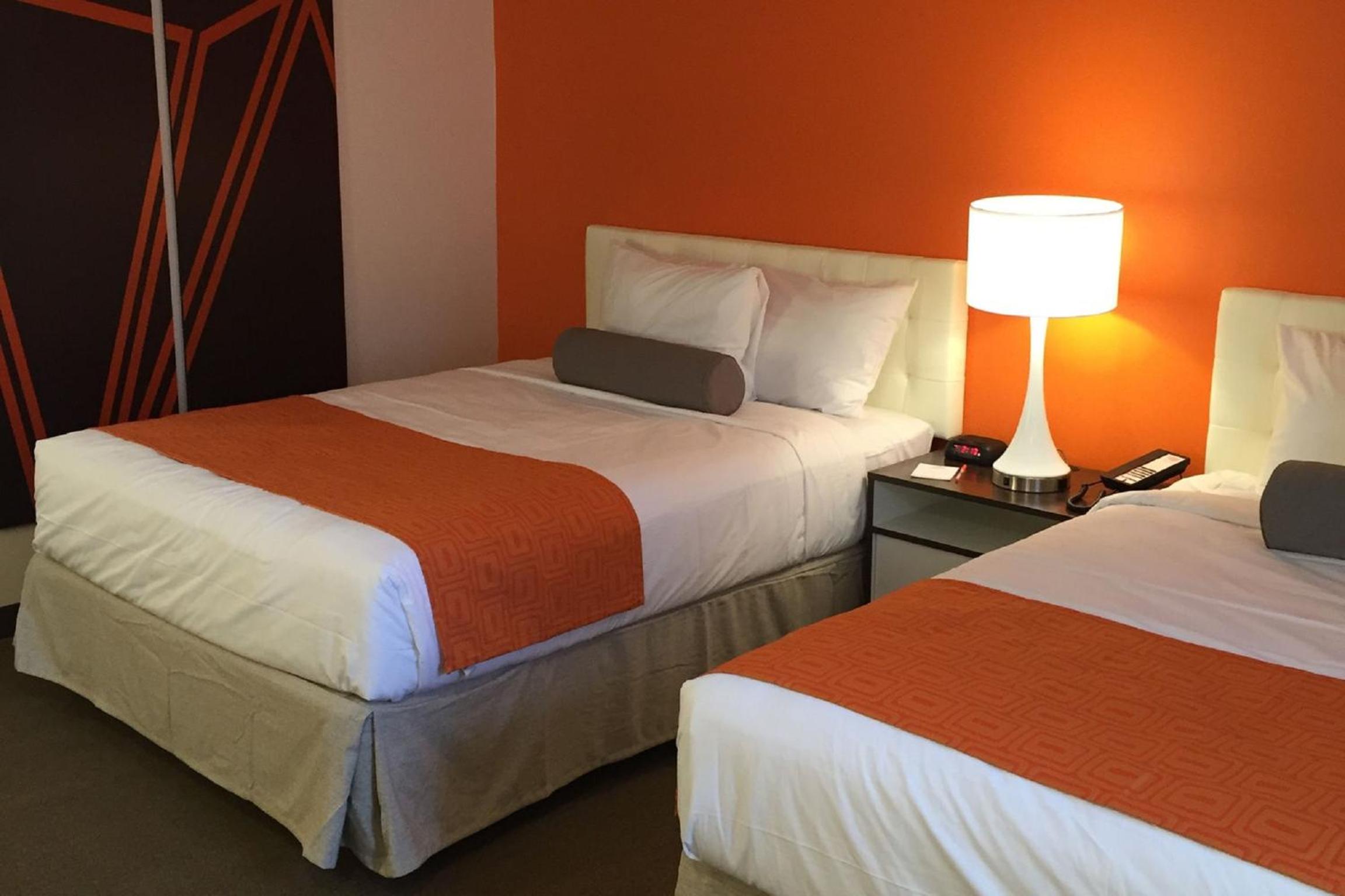Queen Room with Two Queen Beds - Non-Smoking - Photo 3