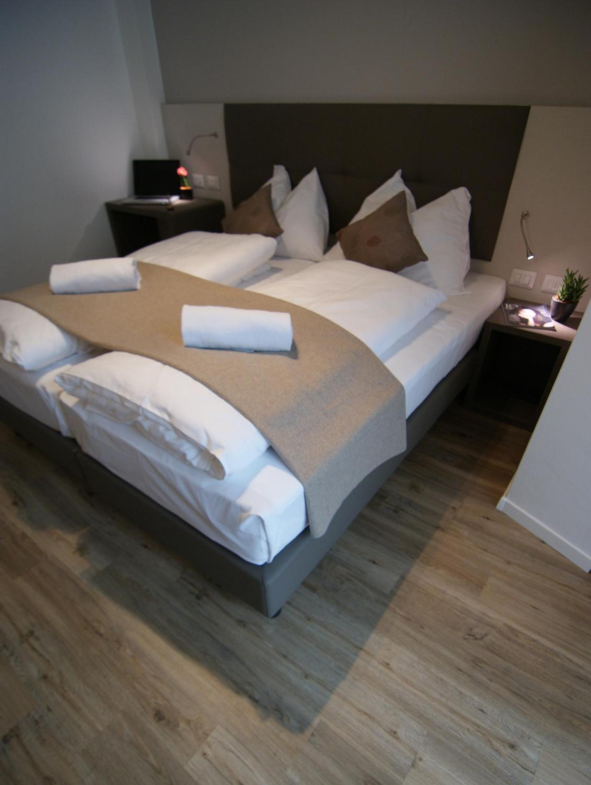 Economy Double Room - Street Side - Photo 1