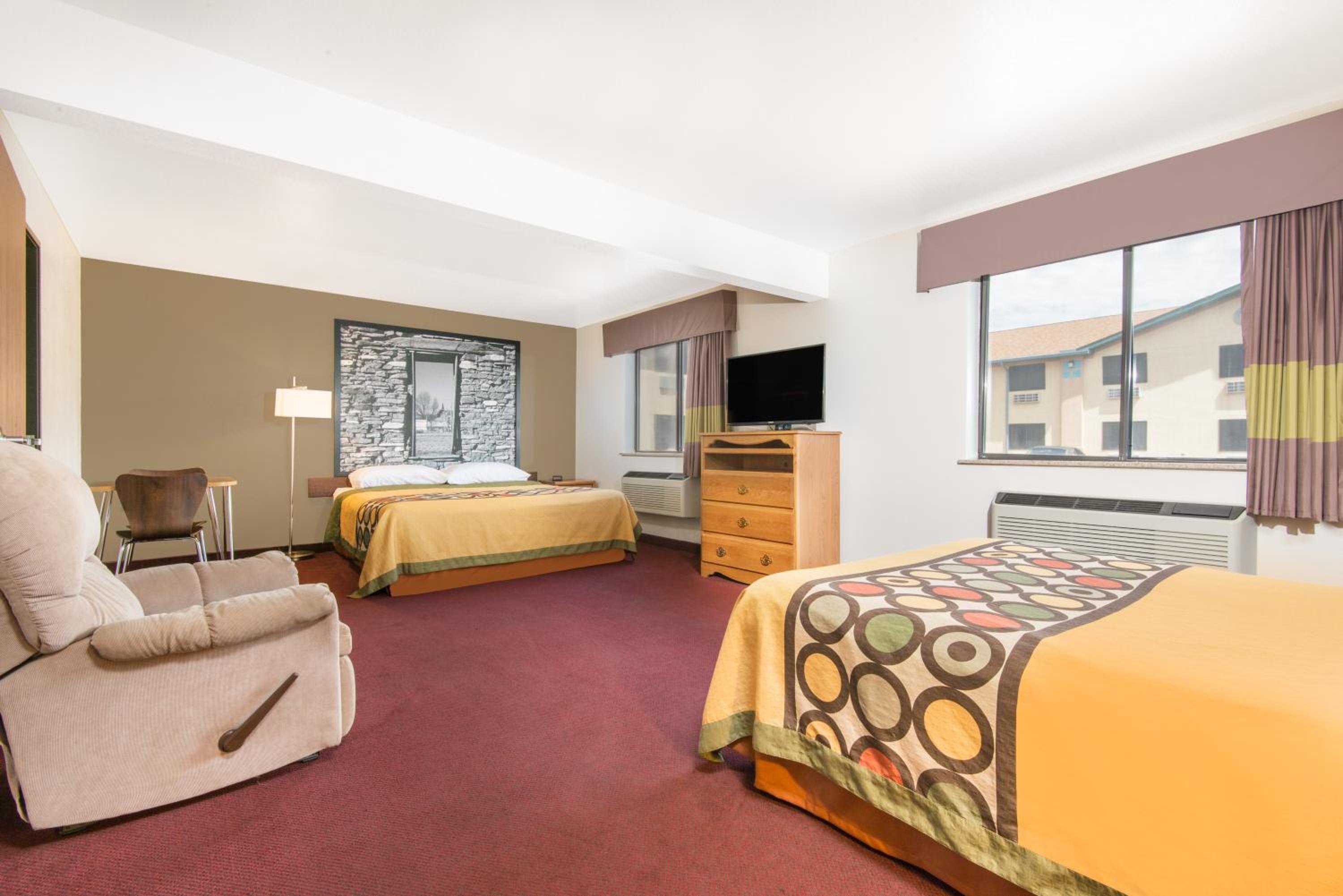 1 King Bed and 1 Queen Bed, Mobility Accessible Room, Non-Smoking - Photo 3