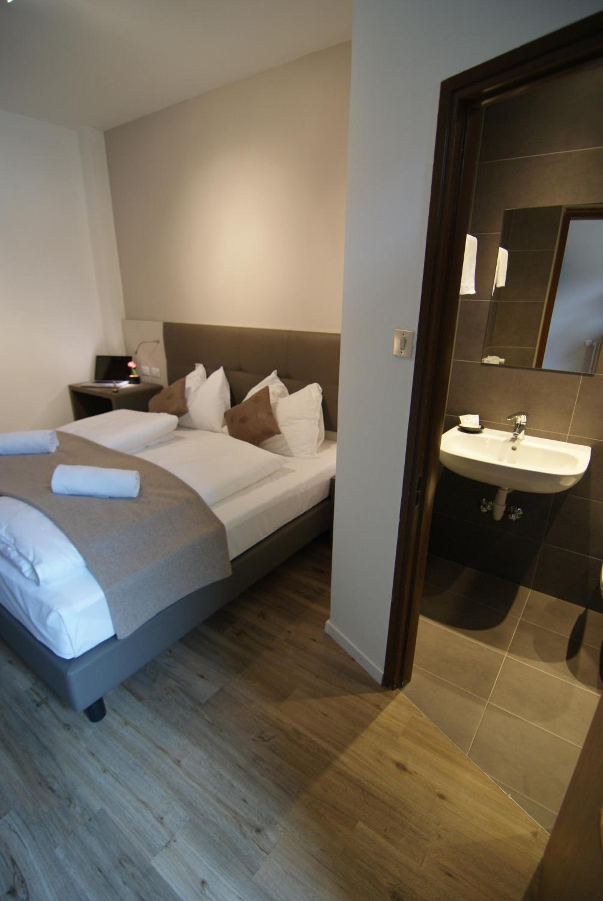Economy Double Room - Street Side - Photo 4