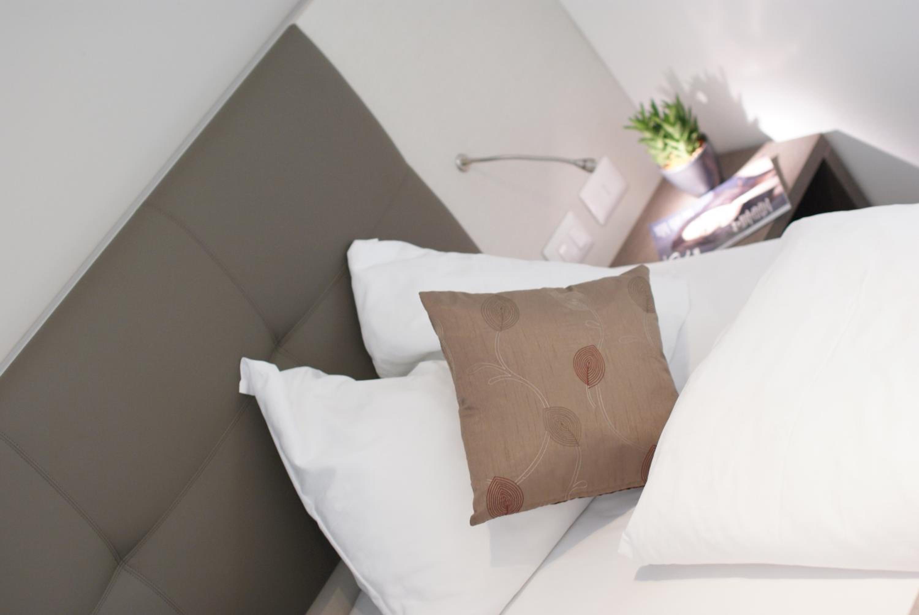Double or Twin Room with Balcony and Garden View - Photo 4