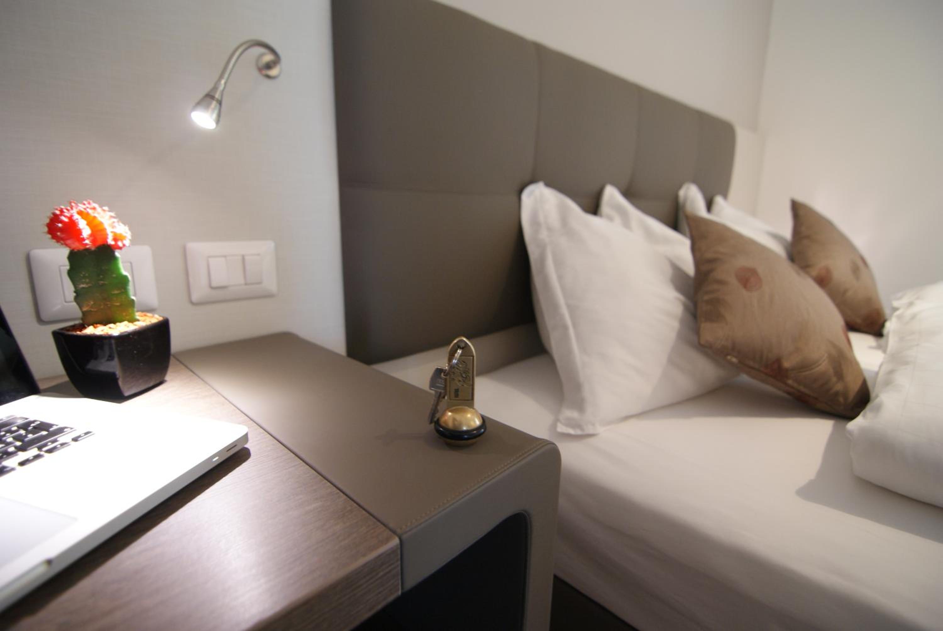 Double or Twin Room with Balcony and Garden View - Photo 11