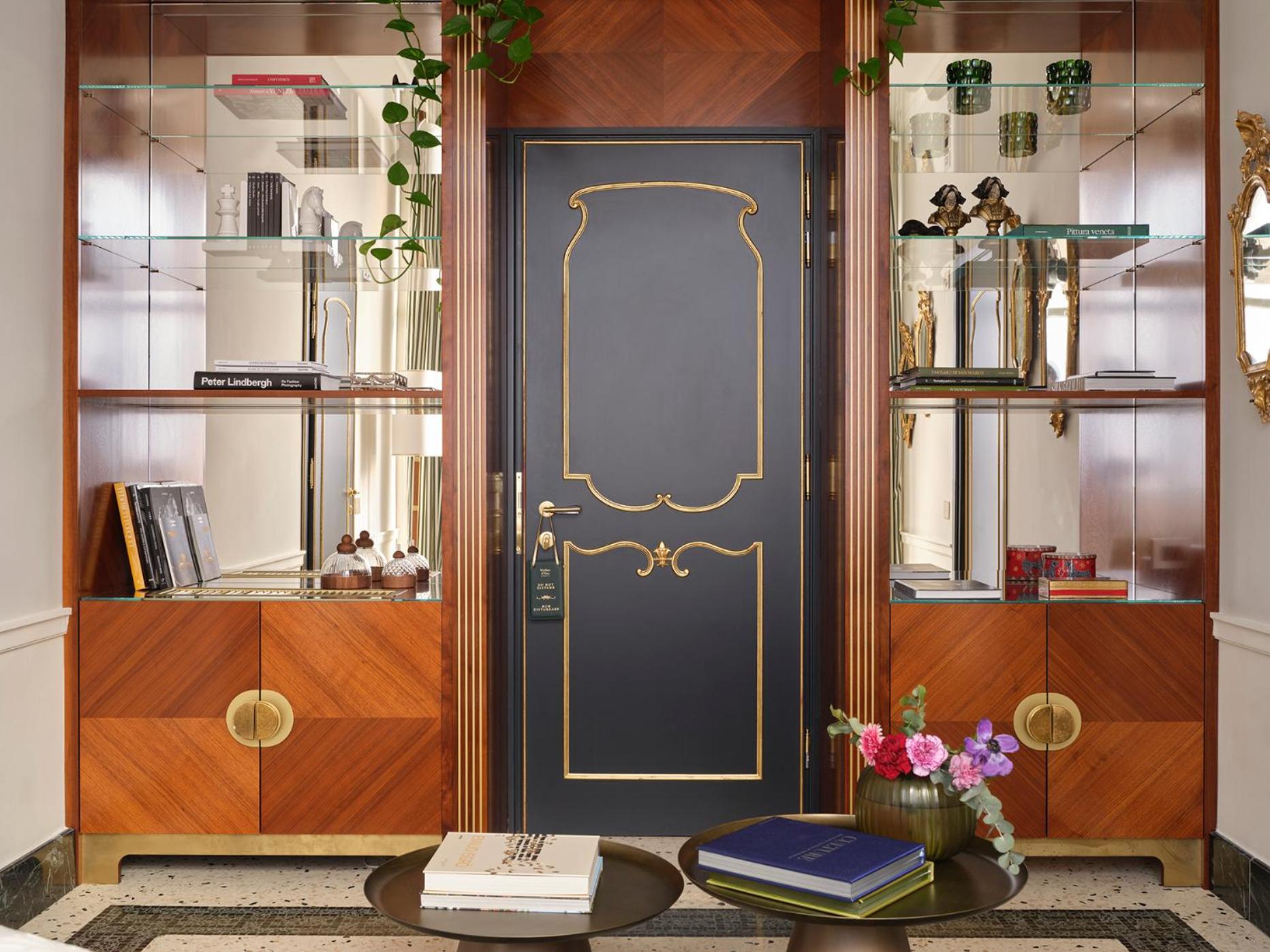 Suite with Balcony and Canal View photo 3