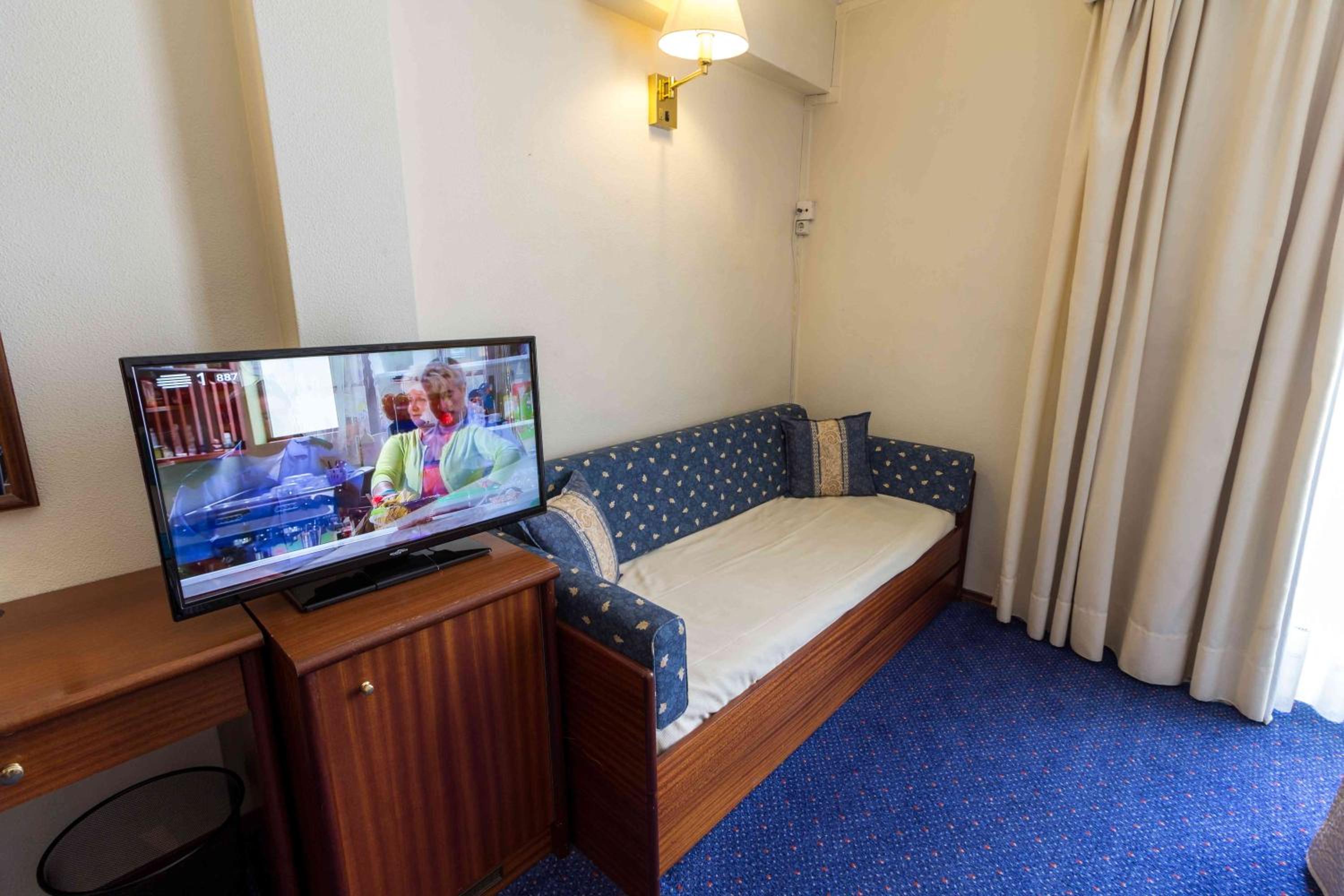 Double or Twin Room with Extra Bed - Photo 3
