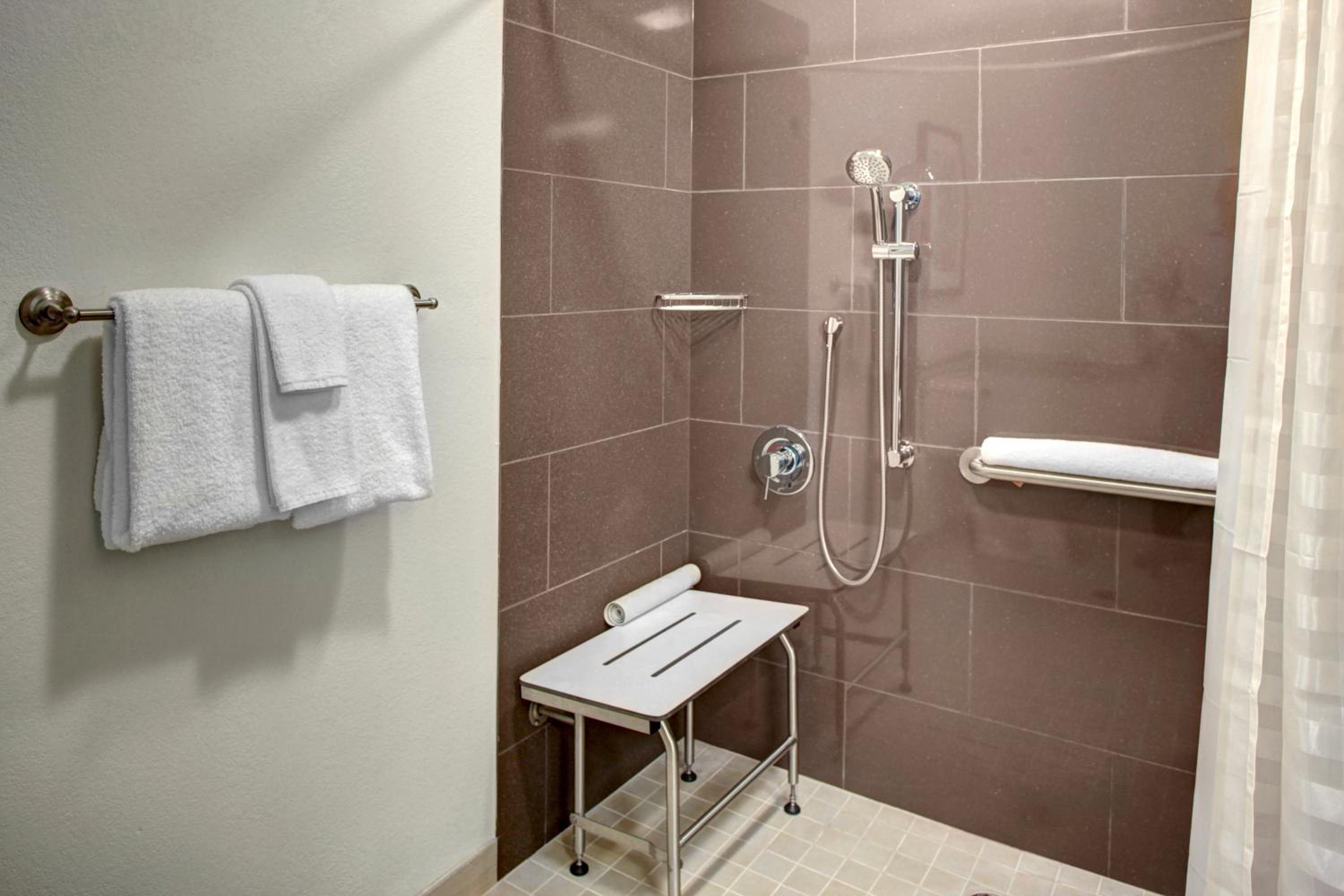 Studio with Queen Bed and Bathtub - Mobility Access - Photo 11