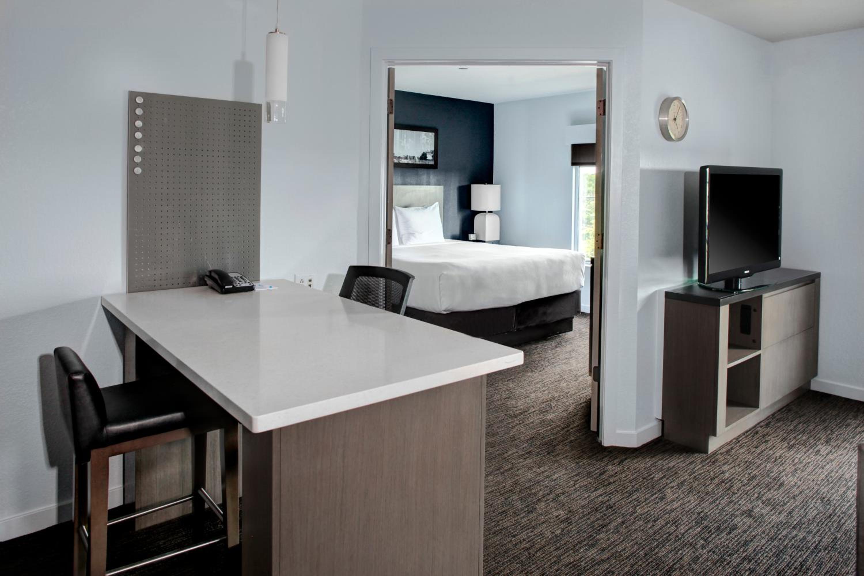 One-Bedroom King Suite - Photo 8