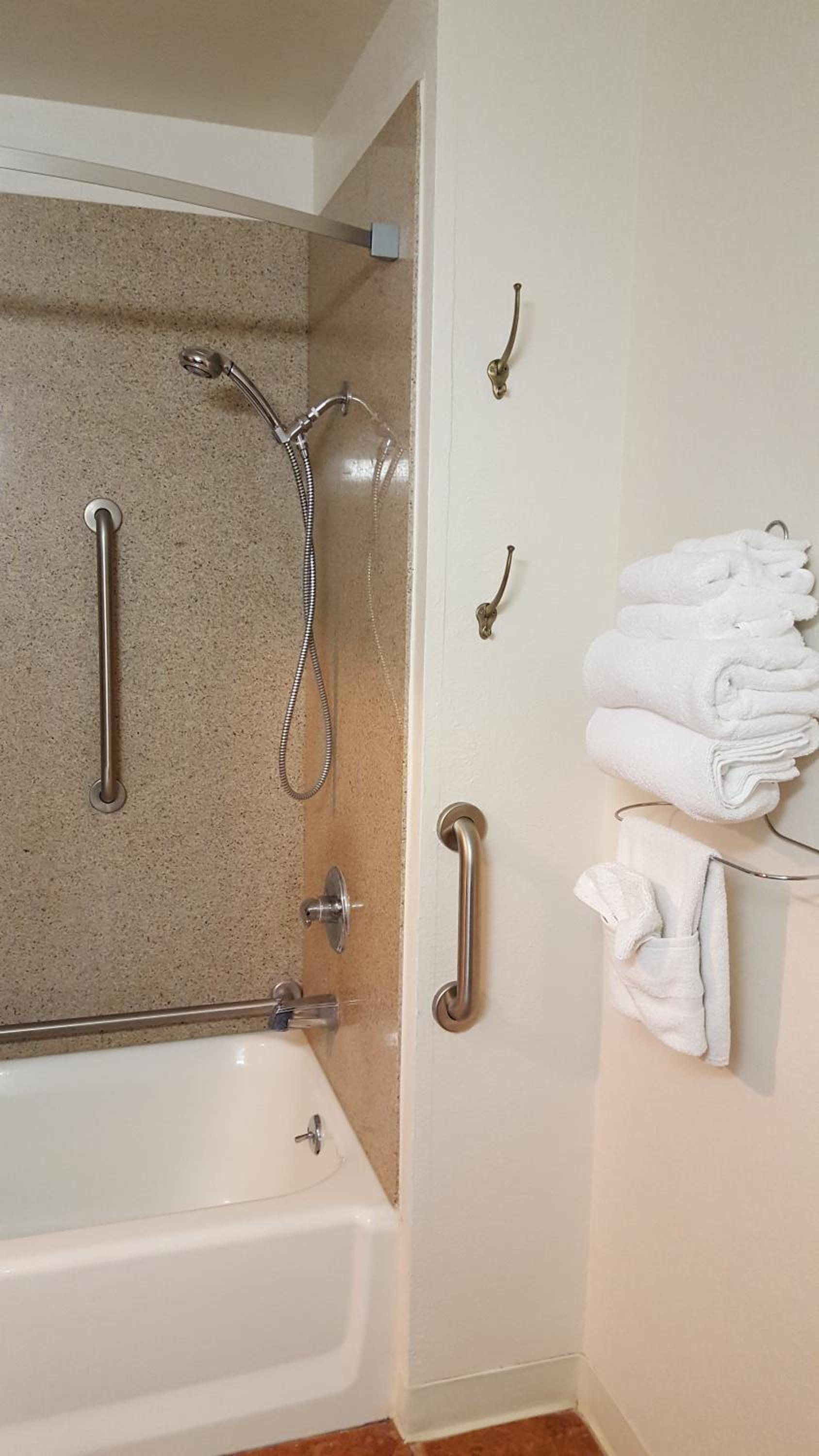 Queen Room - Mobility Access/Non-Smoking - Photo 2