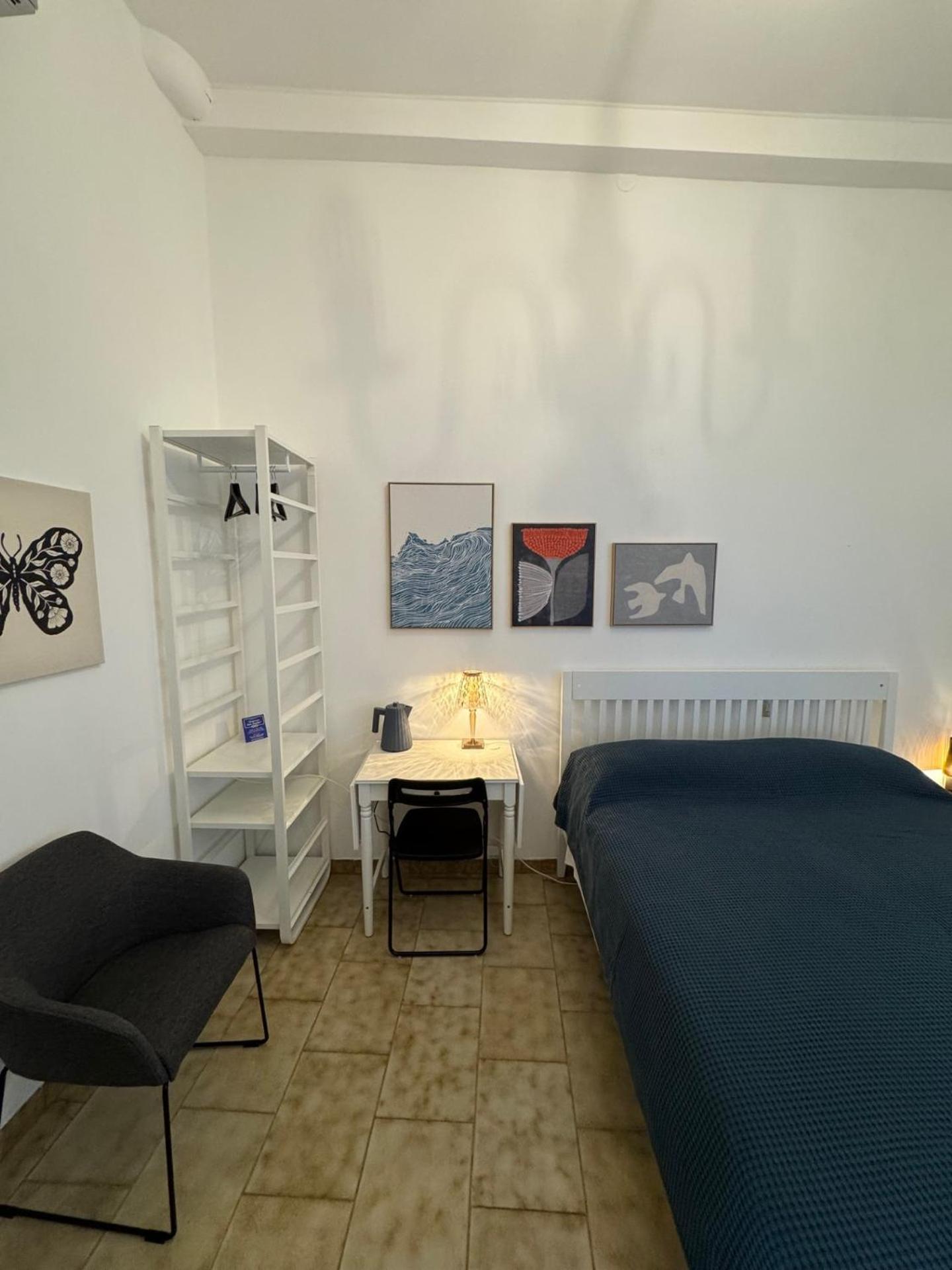 Double Room with Shared Bathroom photo 2