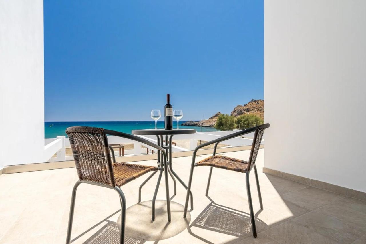 Double Room with Sea View thumbnail 6