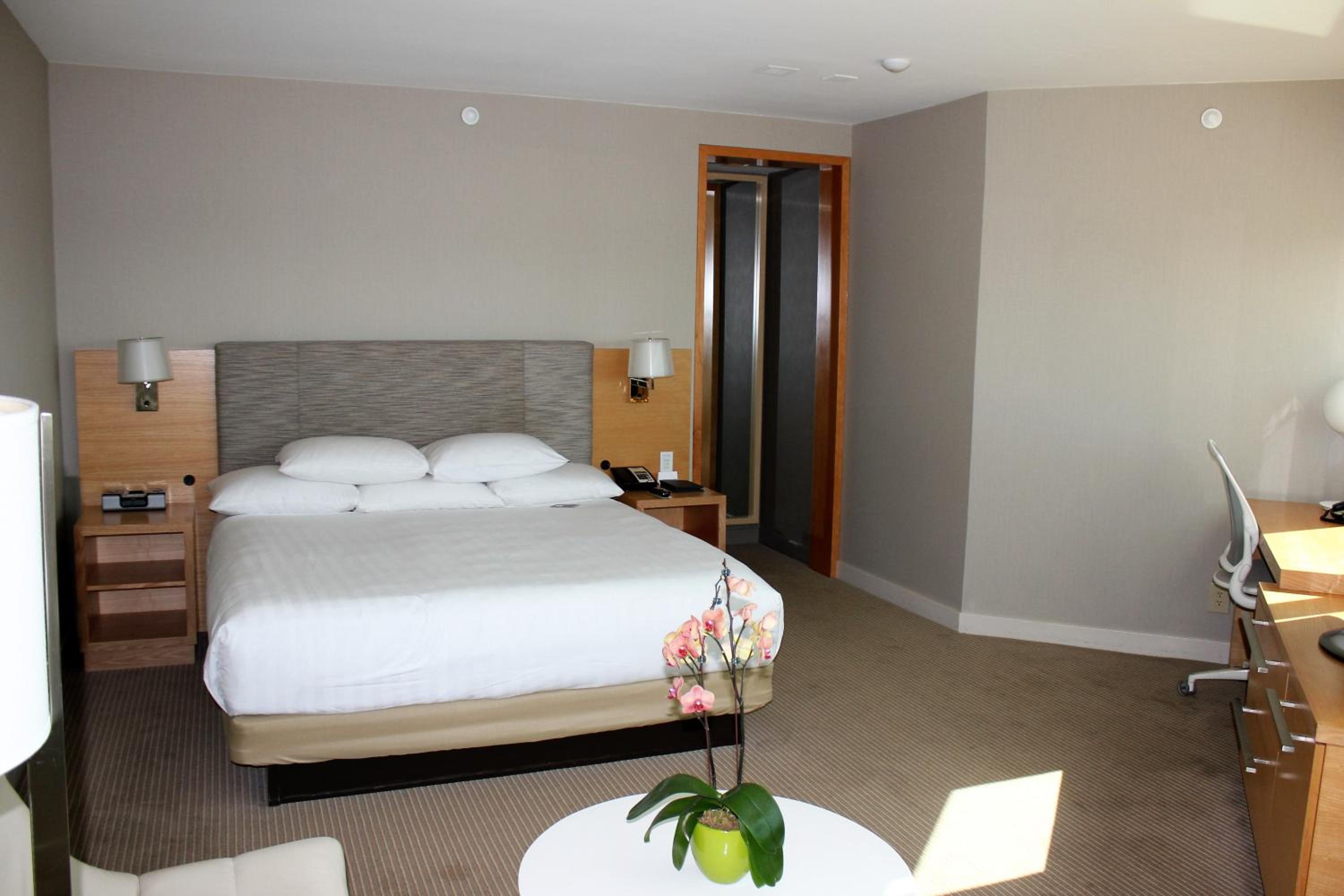 Corner King Room with Harbor View - Photo 2