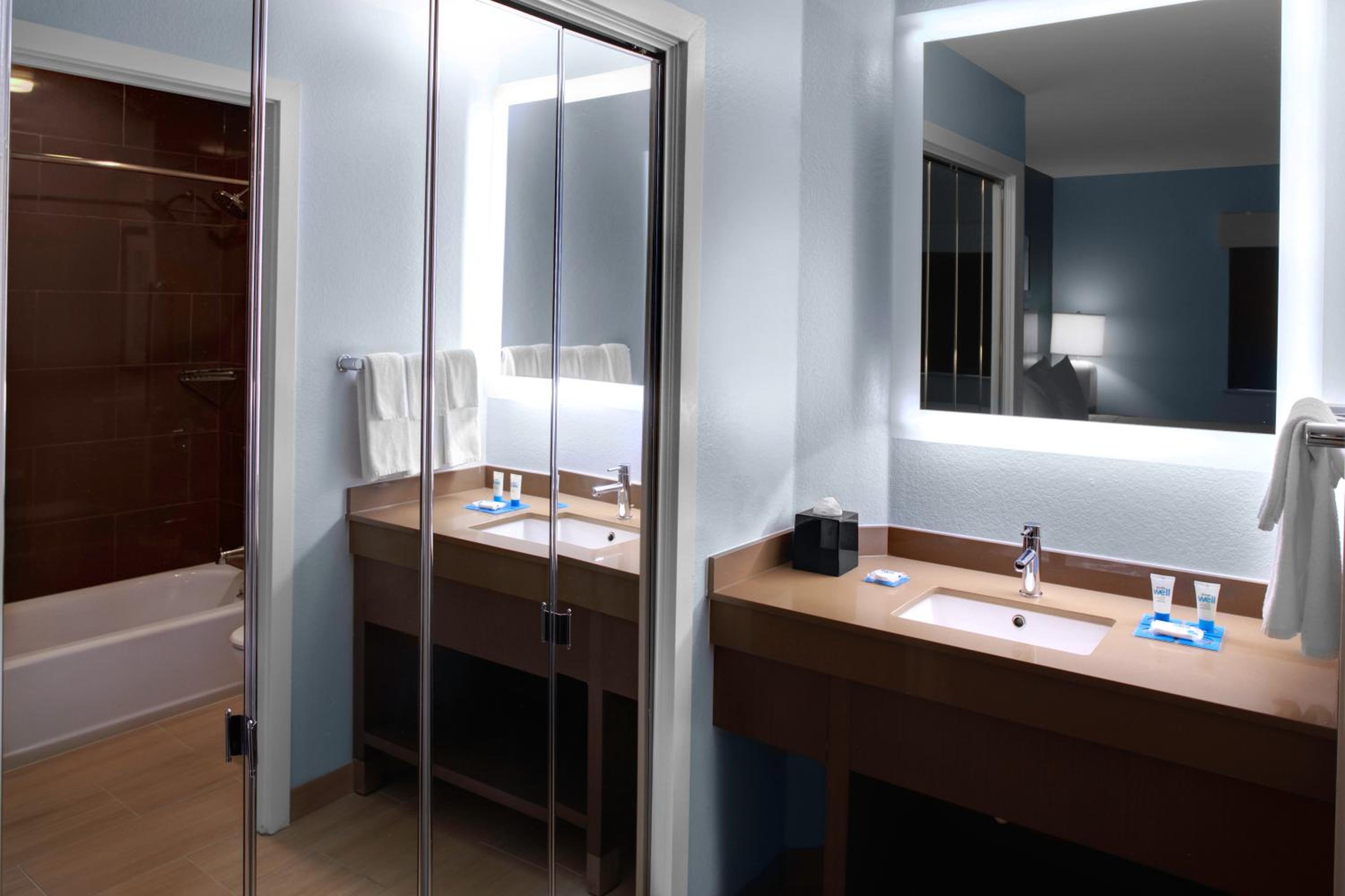 One-Bedroom King Suite - Photo 3