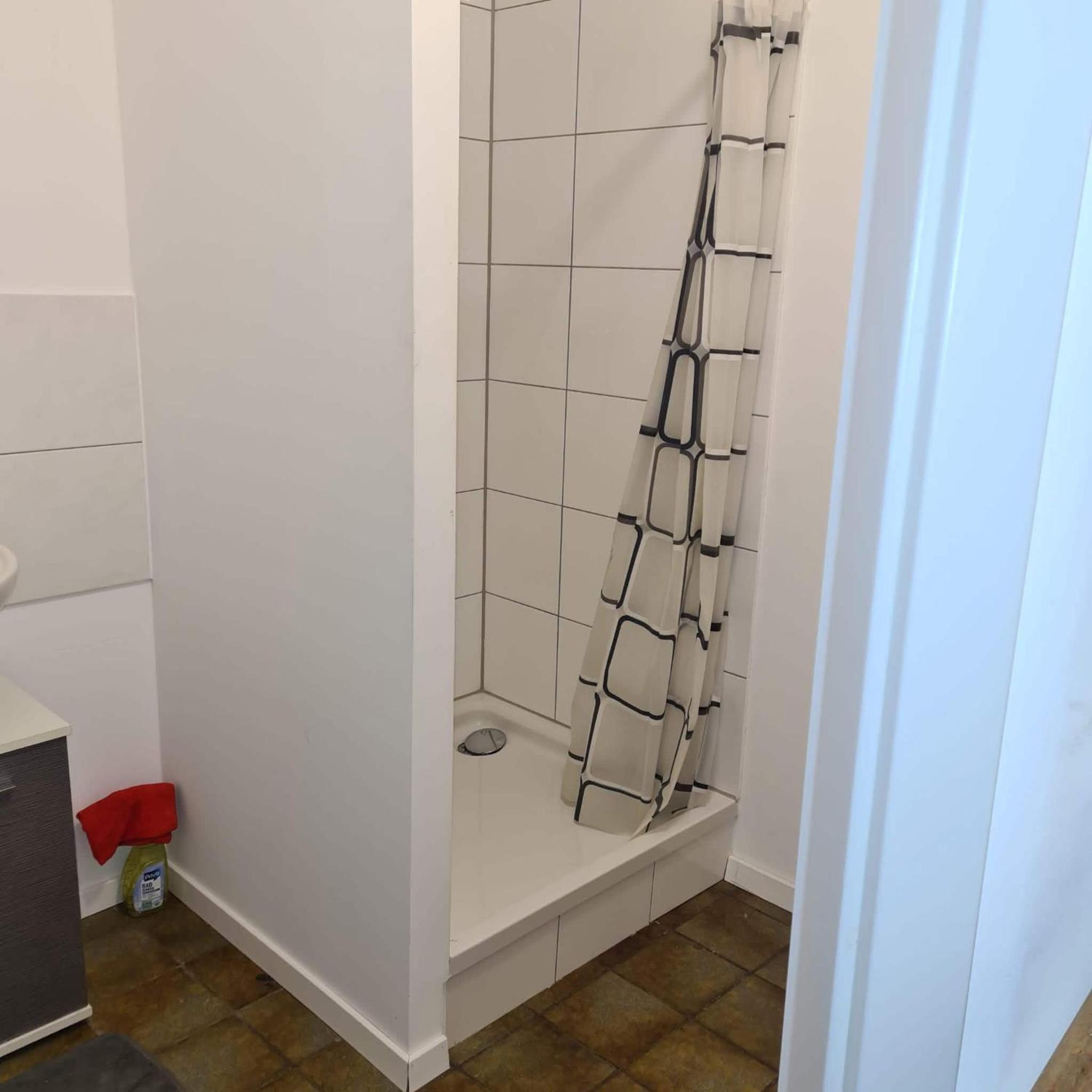 Single Room with Shared Shower and Toilet photo 3