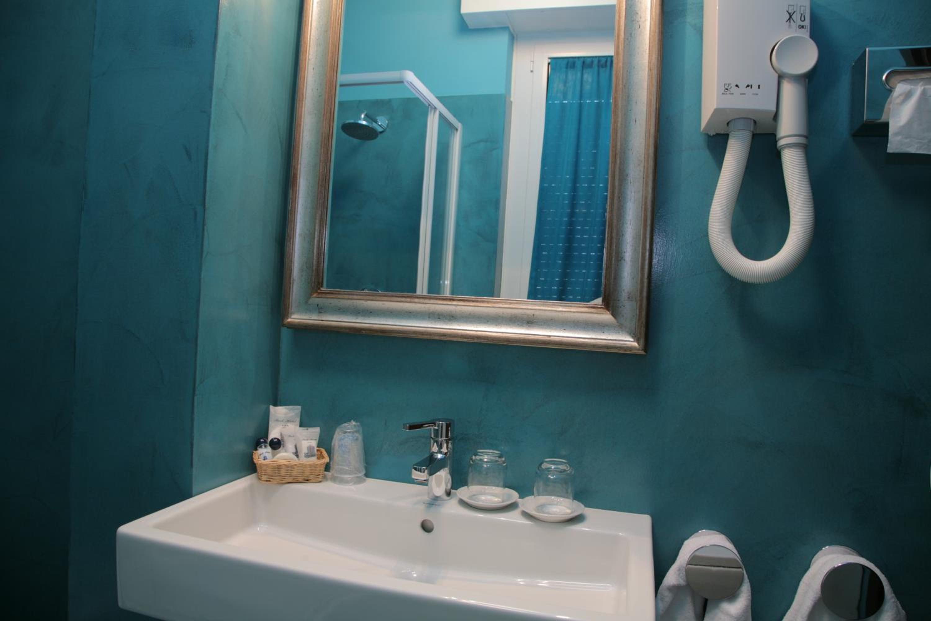 Double or Twin Room - Photo 25