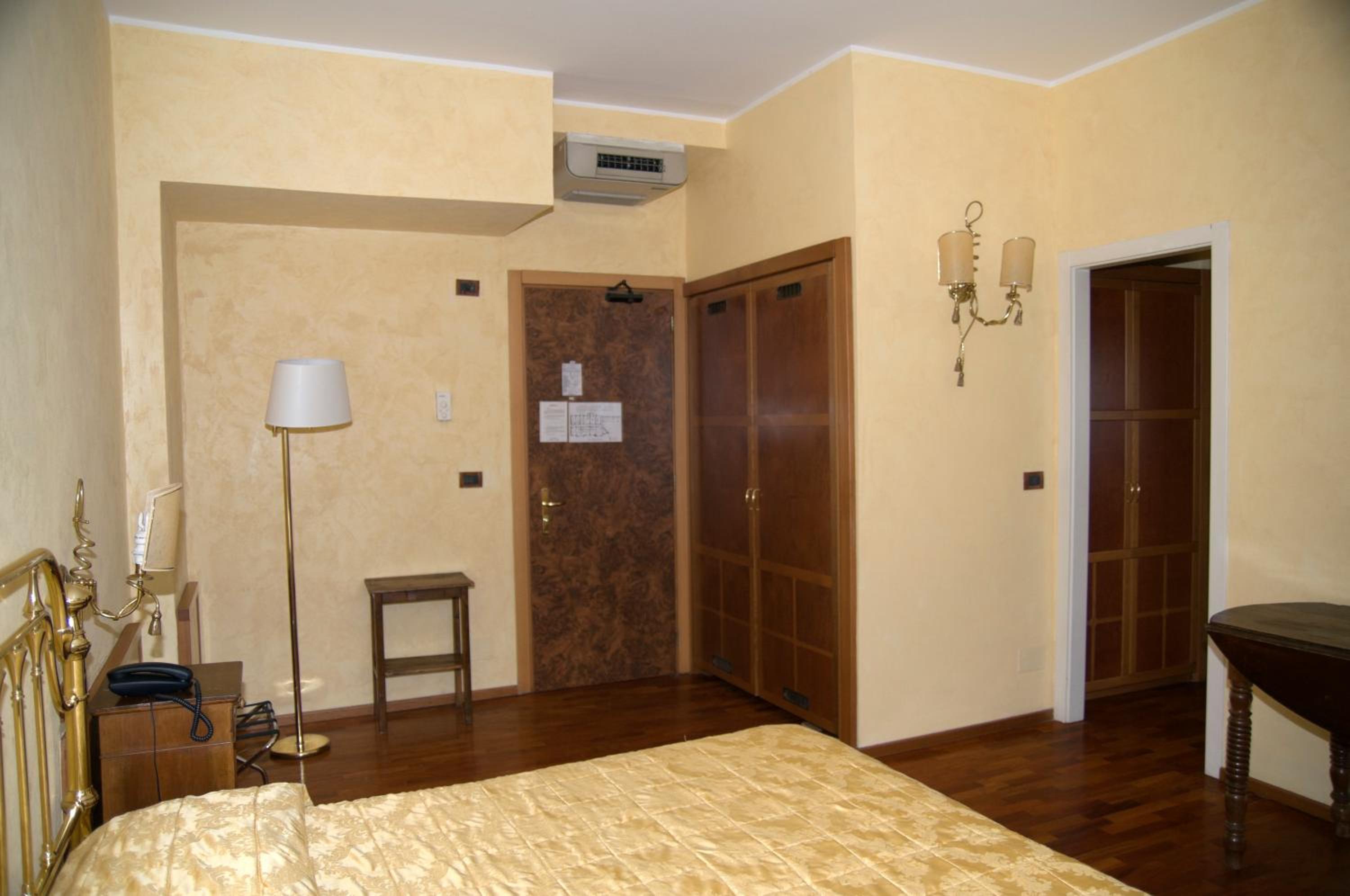 Double or Twin Room - Photo 7