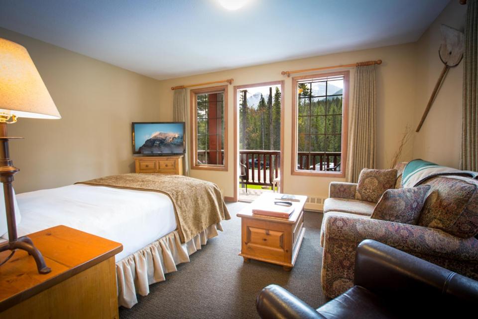 Standard Saddleback Suite, Queen, 2 Twin photo 2