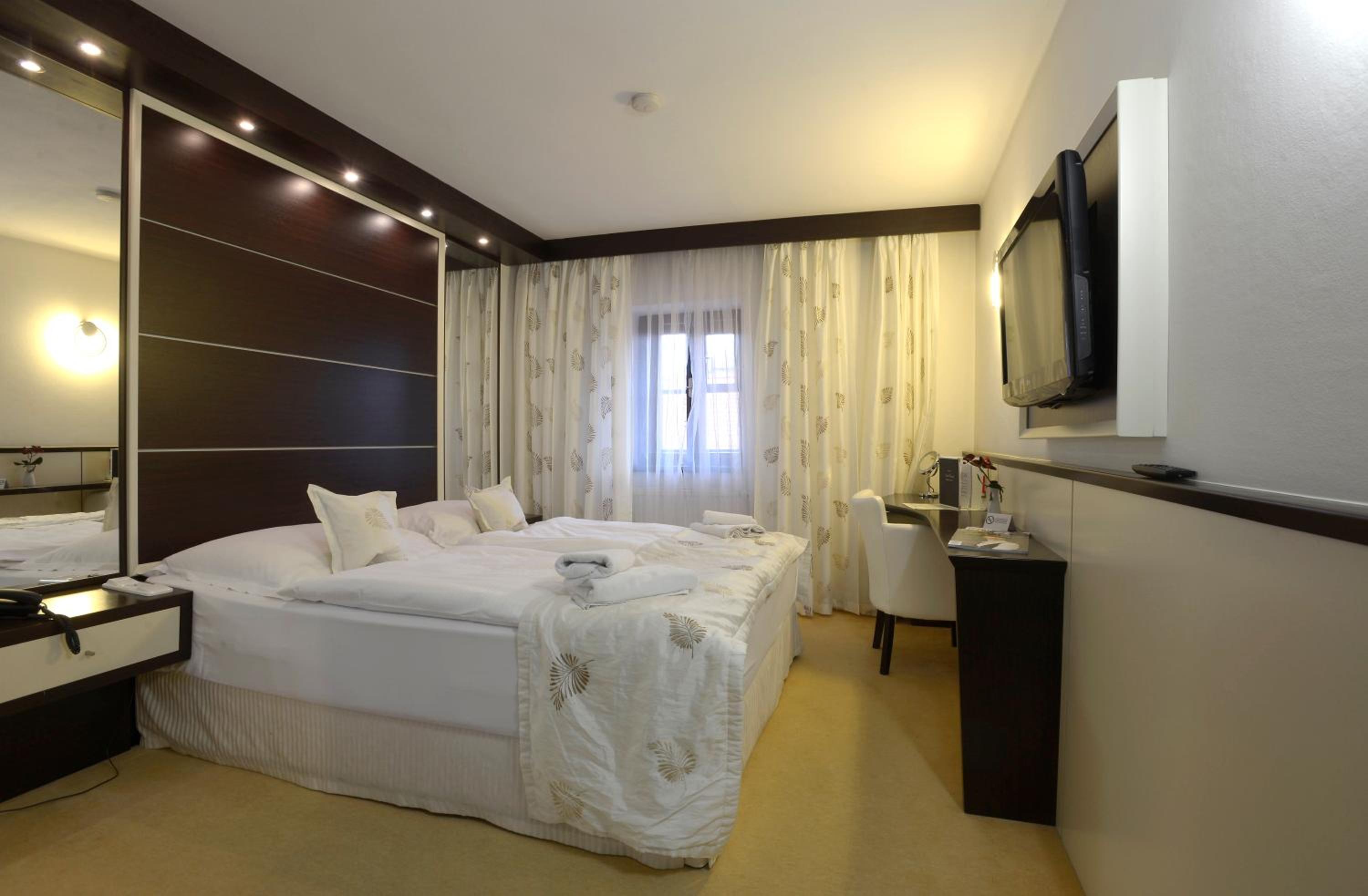 Double Room - Photo 7