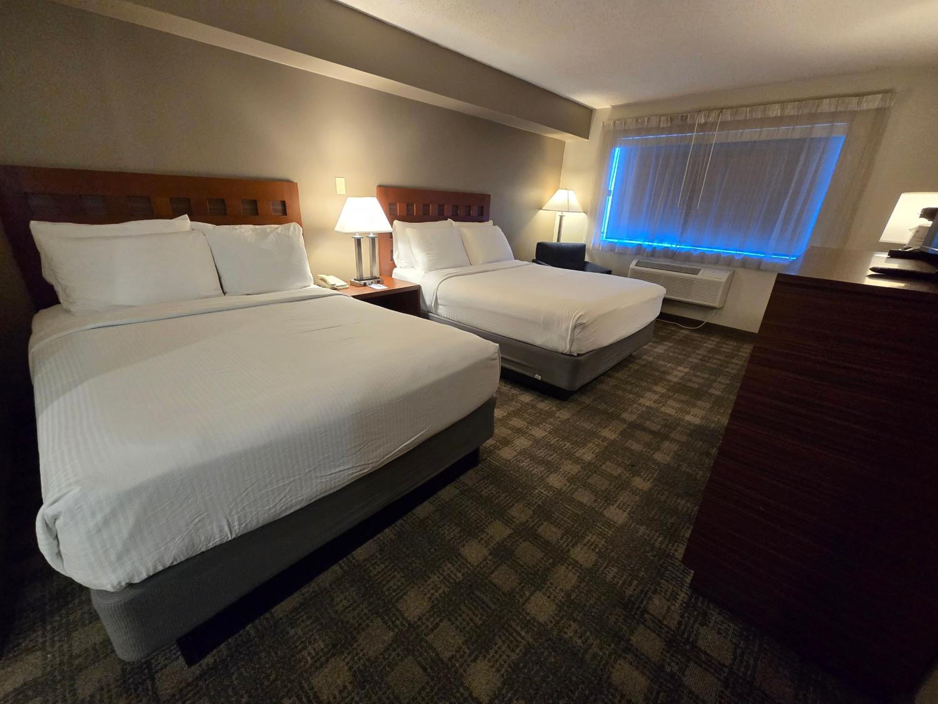 Queen Room with Two Queen Beds - Non-Smoking - Photo 2