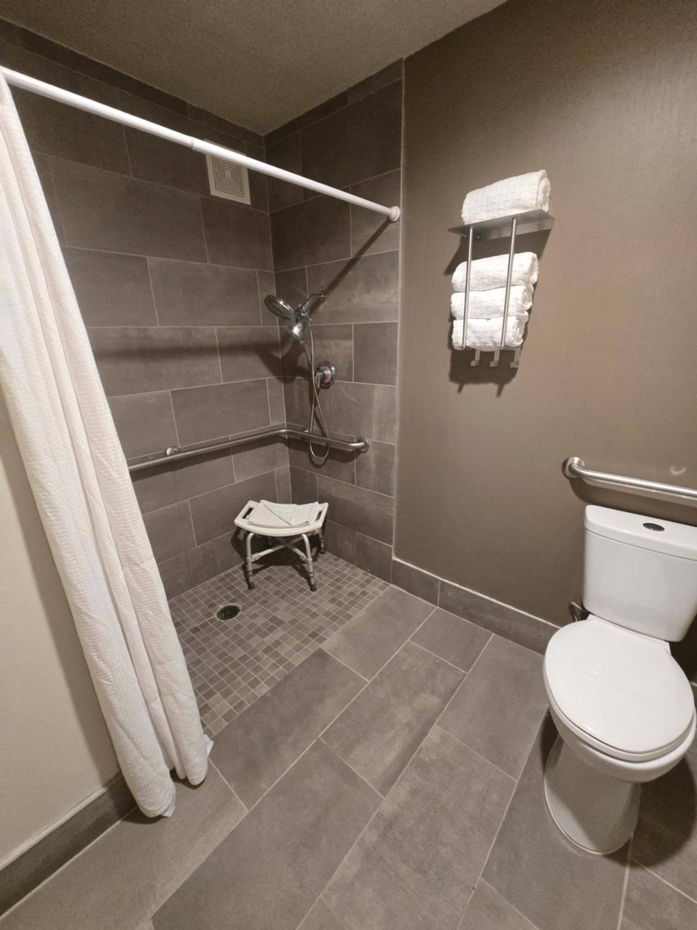 Queen Room with Two Queen Beds and Roll-In Shower - Disability Access - Photo 4