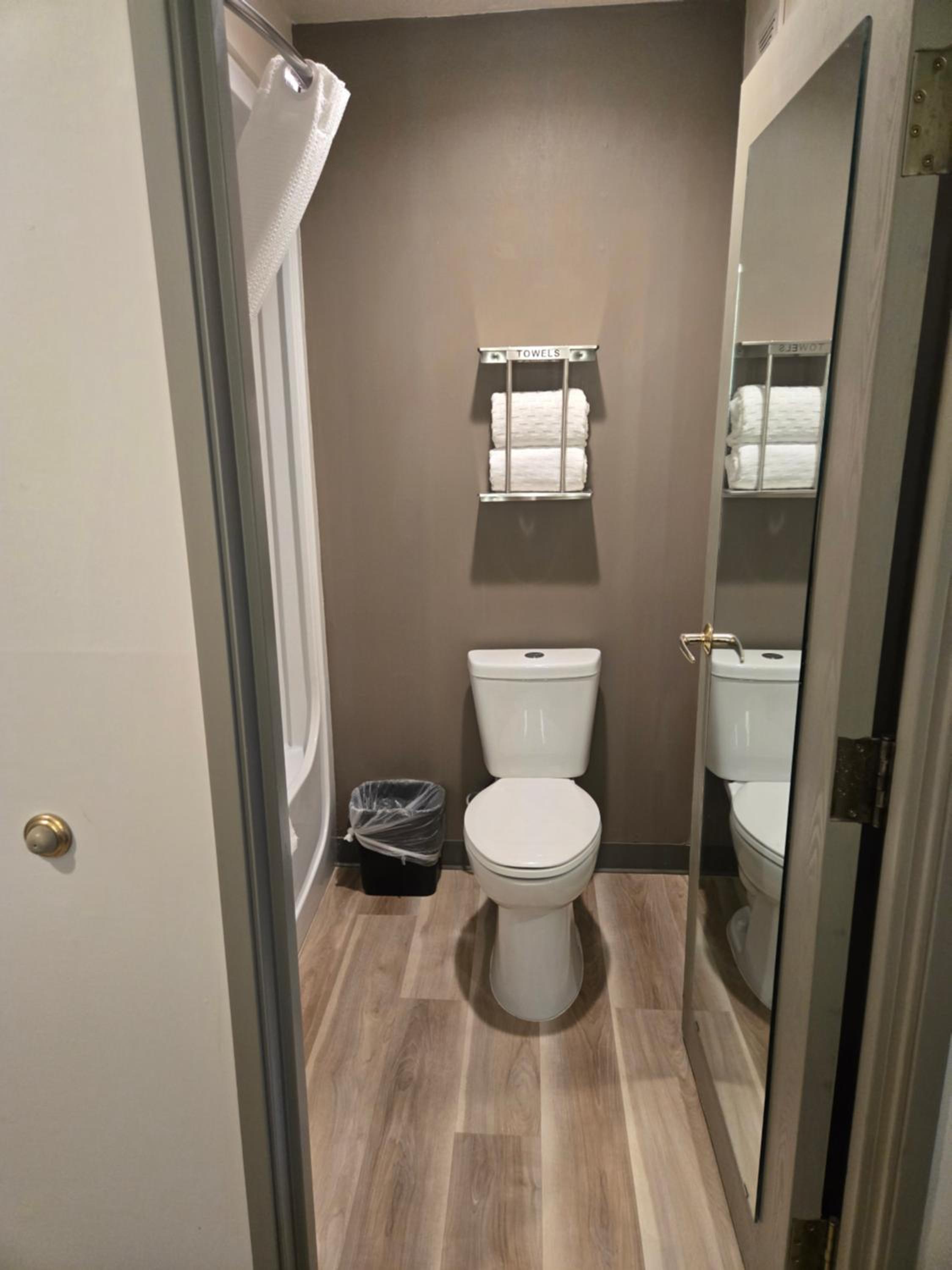 King Room - Non-Smoking - Photo 3