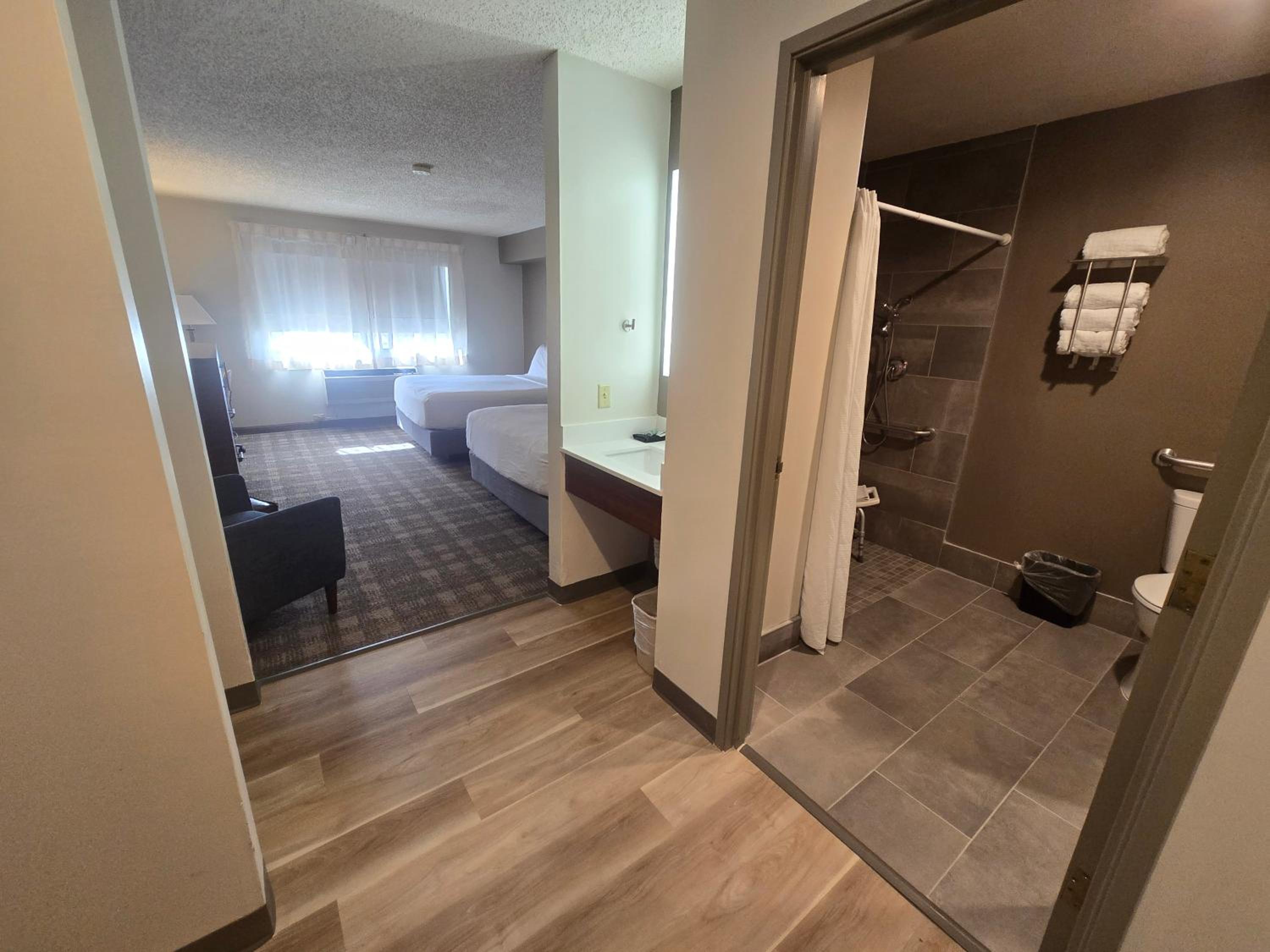 Queen Room with Two Queen Beds and Roll-In Shower - Disability Access - Photo 5