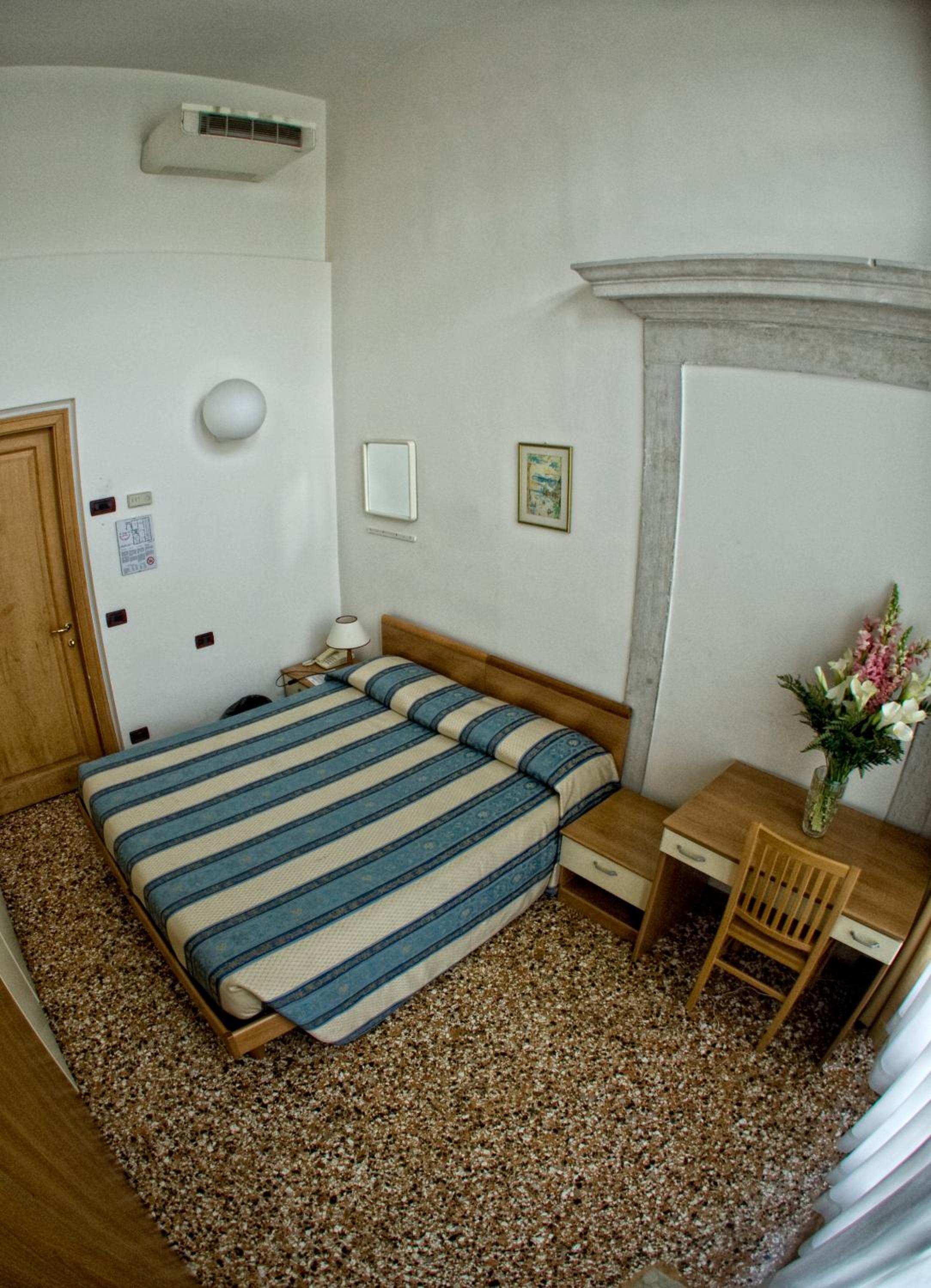 Quadruple Room with Shared Bathroom photo 3
