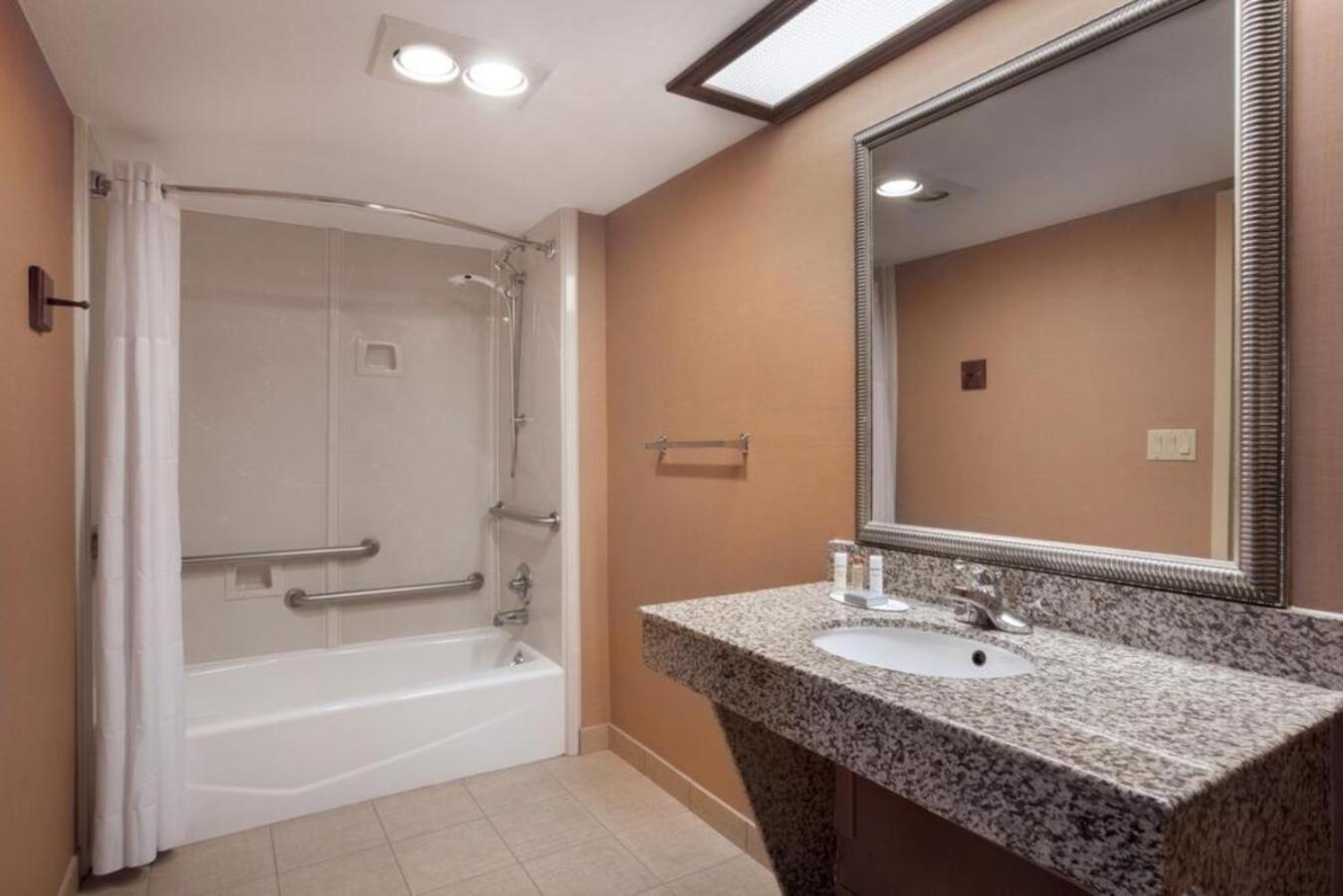 Queen Room with Two Queen Beds - Mobility Access/Non-Smoking - Photo 3