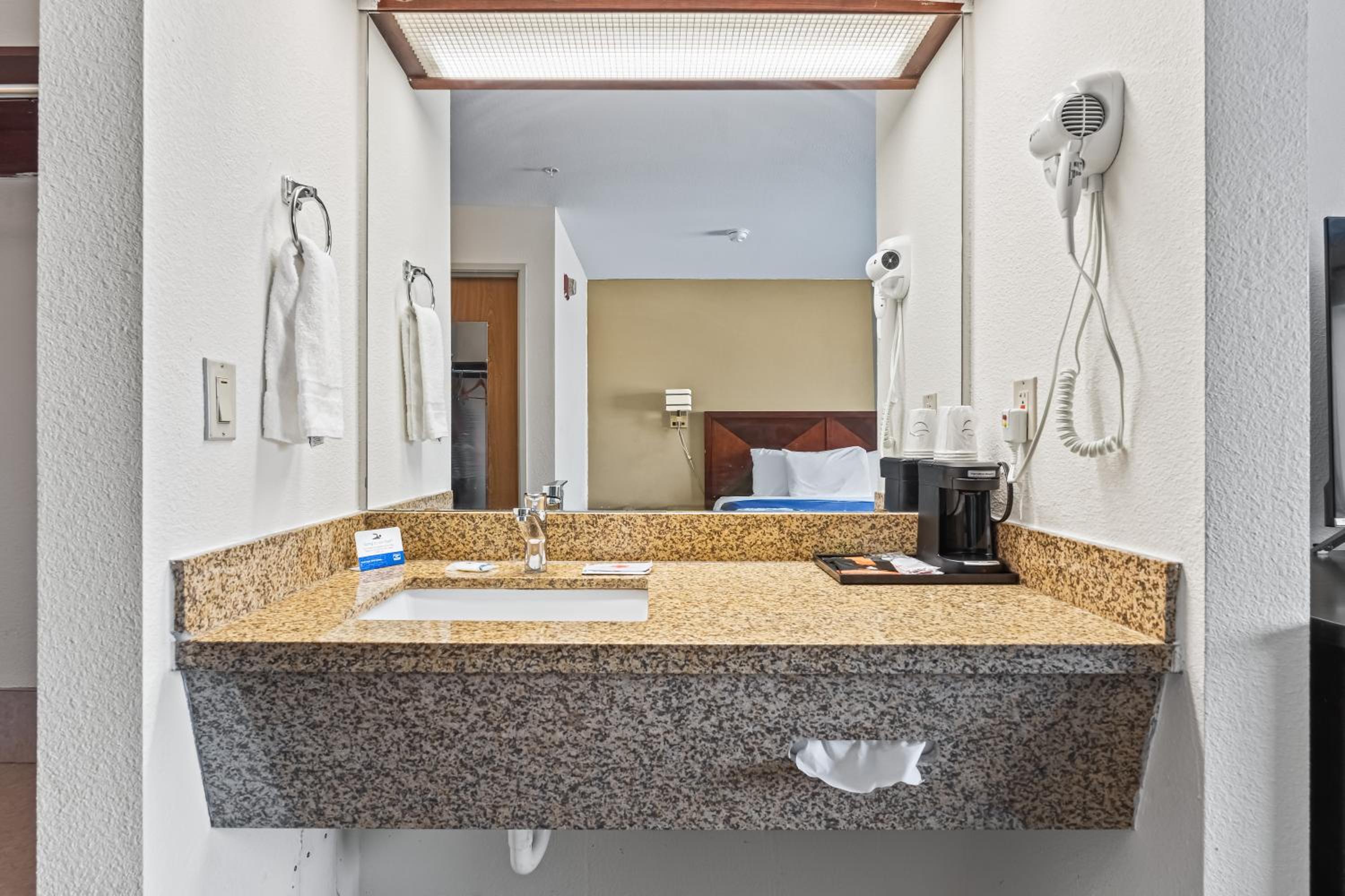 Double Room with Accessible Tub - Accessible/Non-Smoking - Photo 3