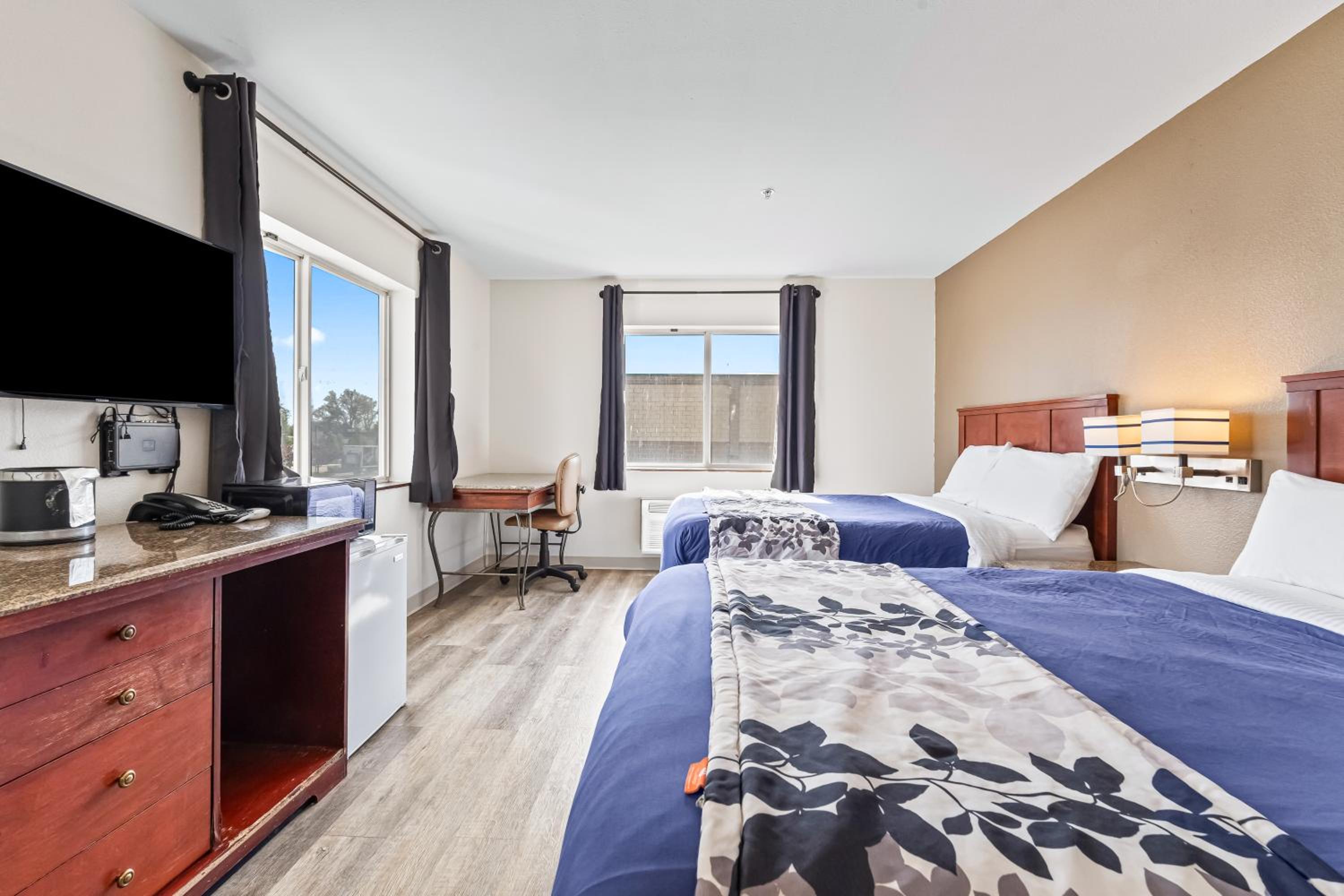 Double Room with Accessible Tub - Accessible/Non-Smoking - Photo 2