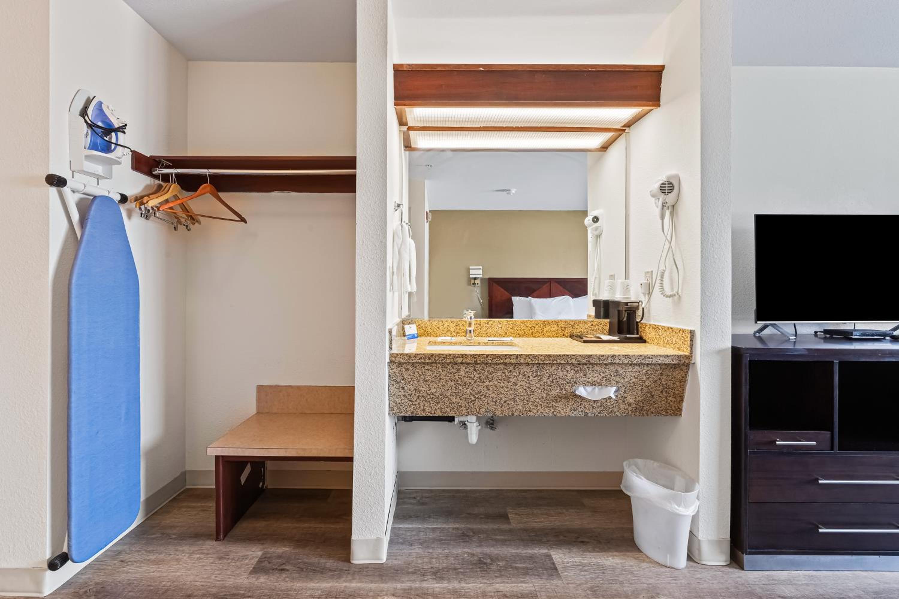 Double Room with Accessible Tub - Accessible/Non-Smoking - Photo 6