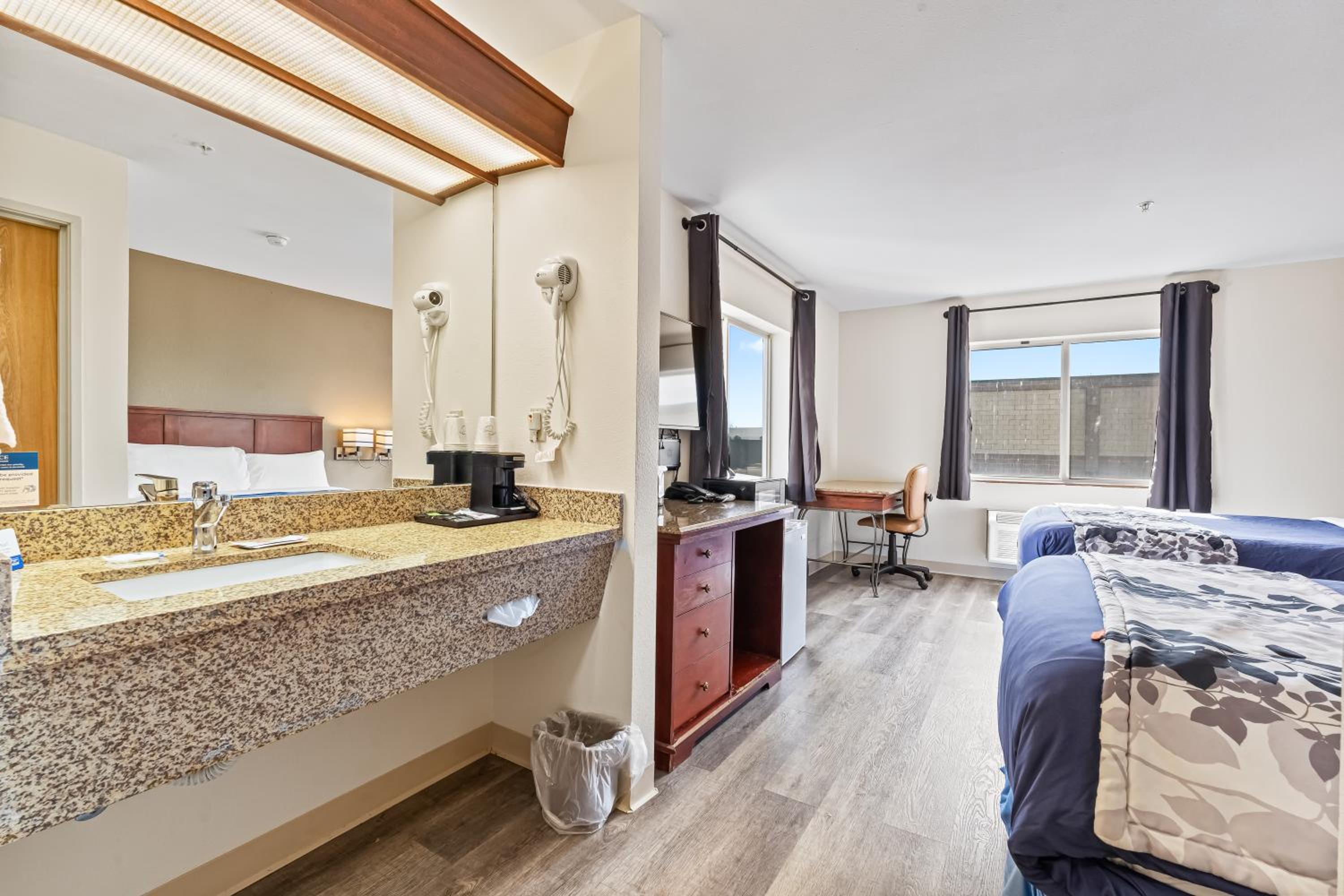 Double Room with Accessible Tub - Accessible/Non-Smoking - Photo 7