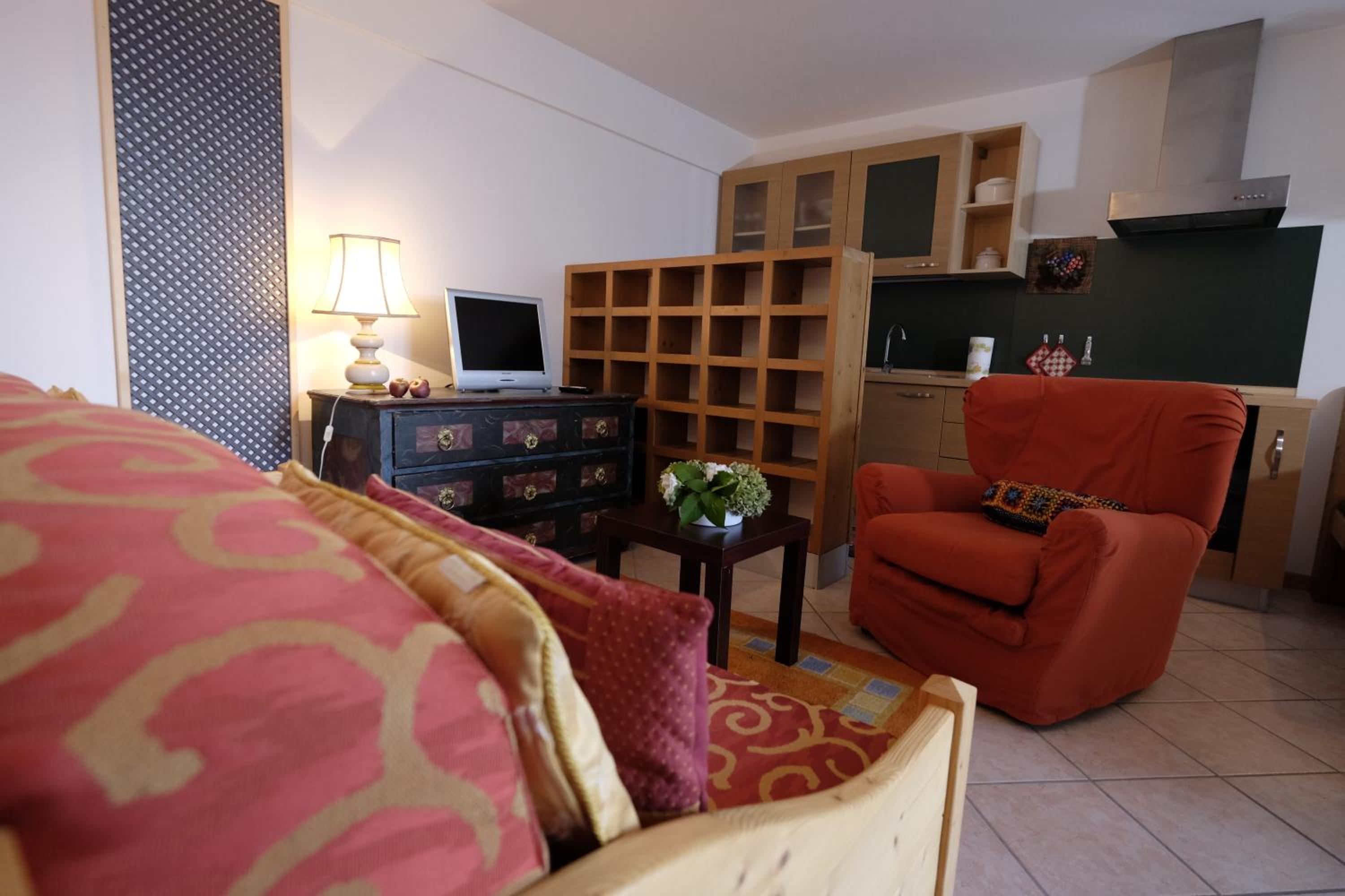 Deluxe One-Bedroom Apartment photo 1