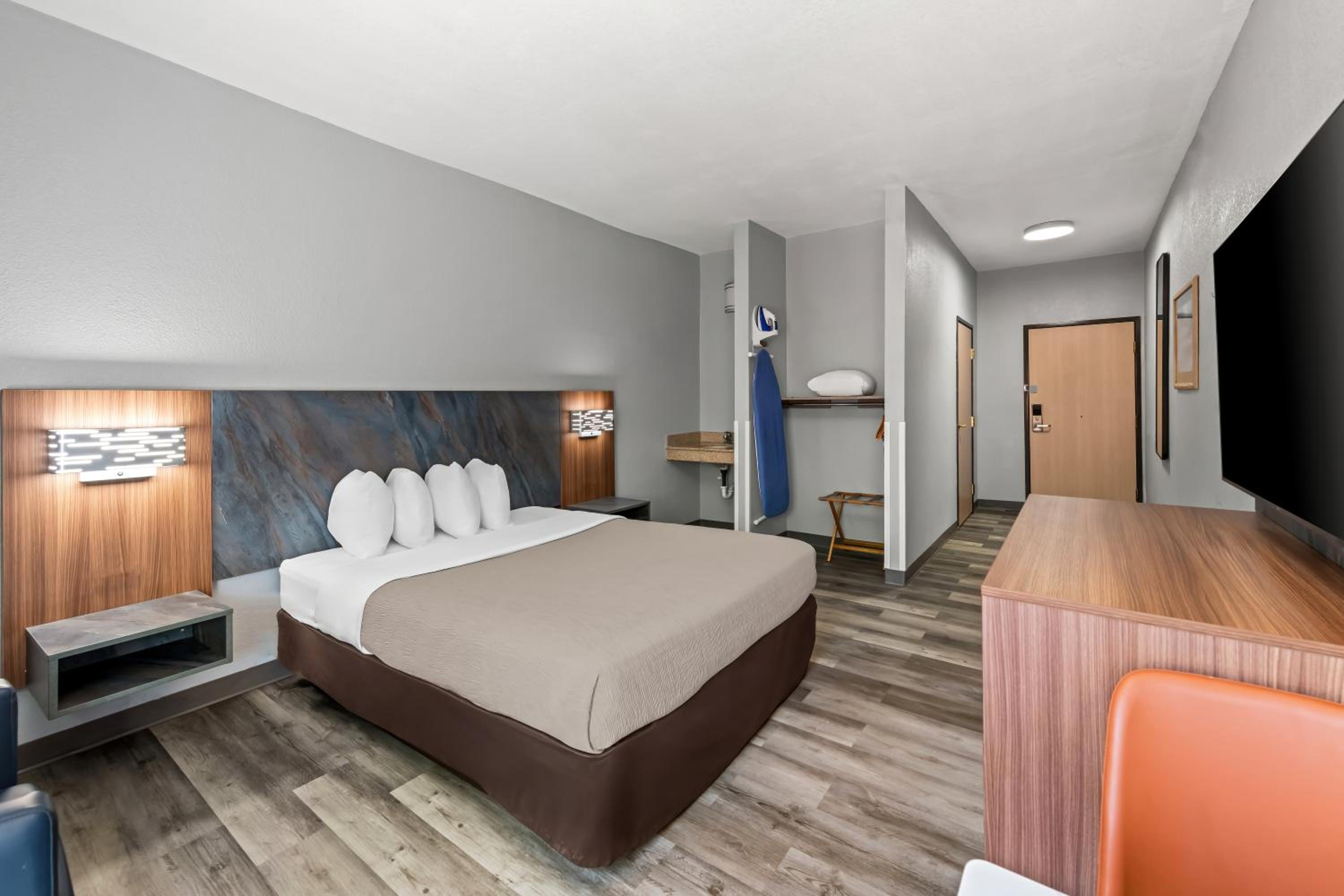 Queen Room - Accessible/Nonsmoking