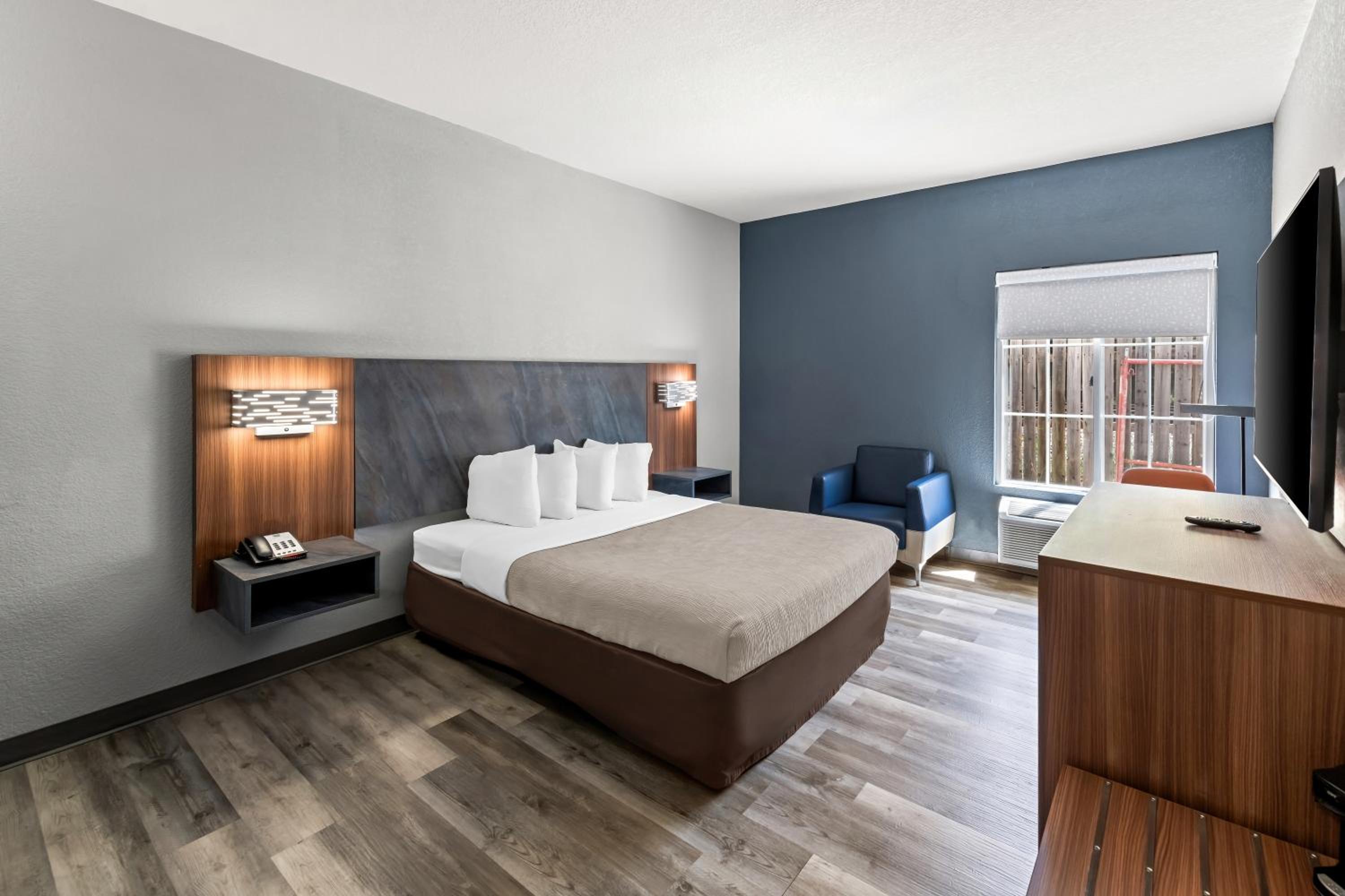Queen Room - Accessible/Non-Smoking
