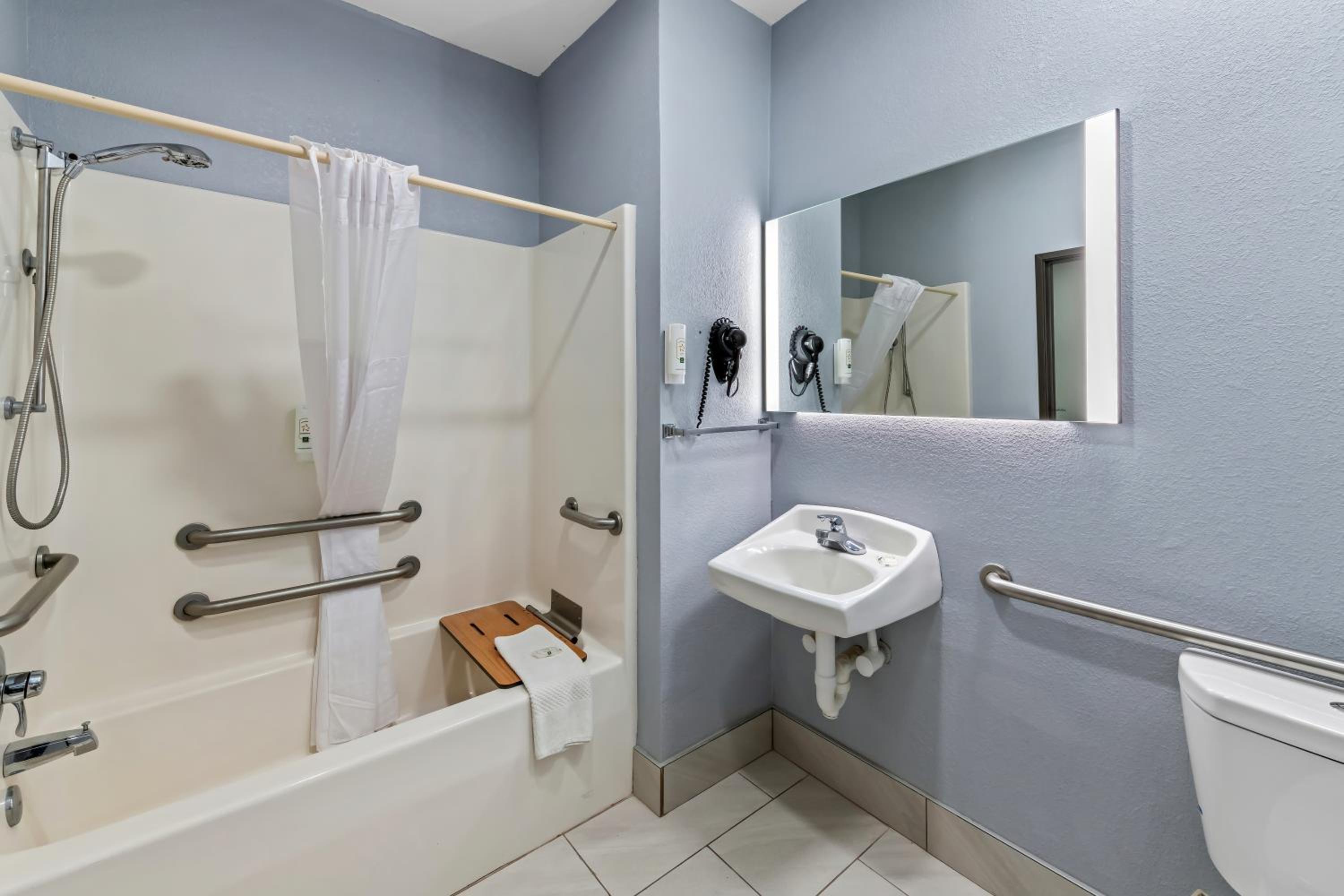 Queen Room - Accessible/Non-Smoking photo 3