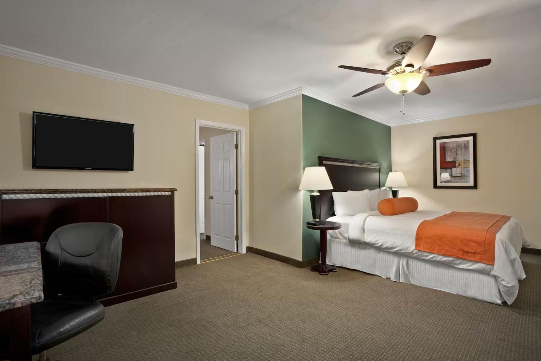 Suite with Three Queen Beds Nonsmoking photo 2
