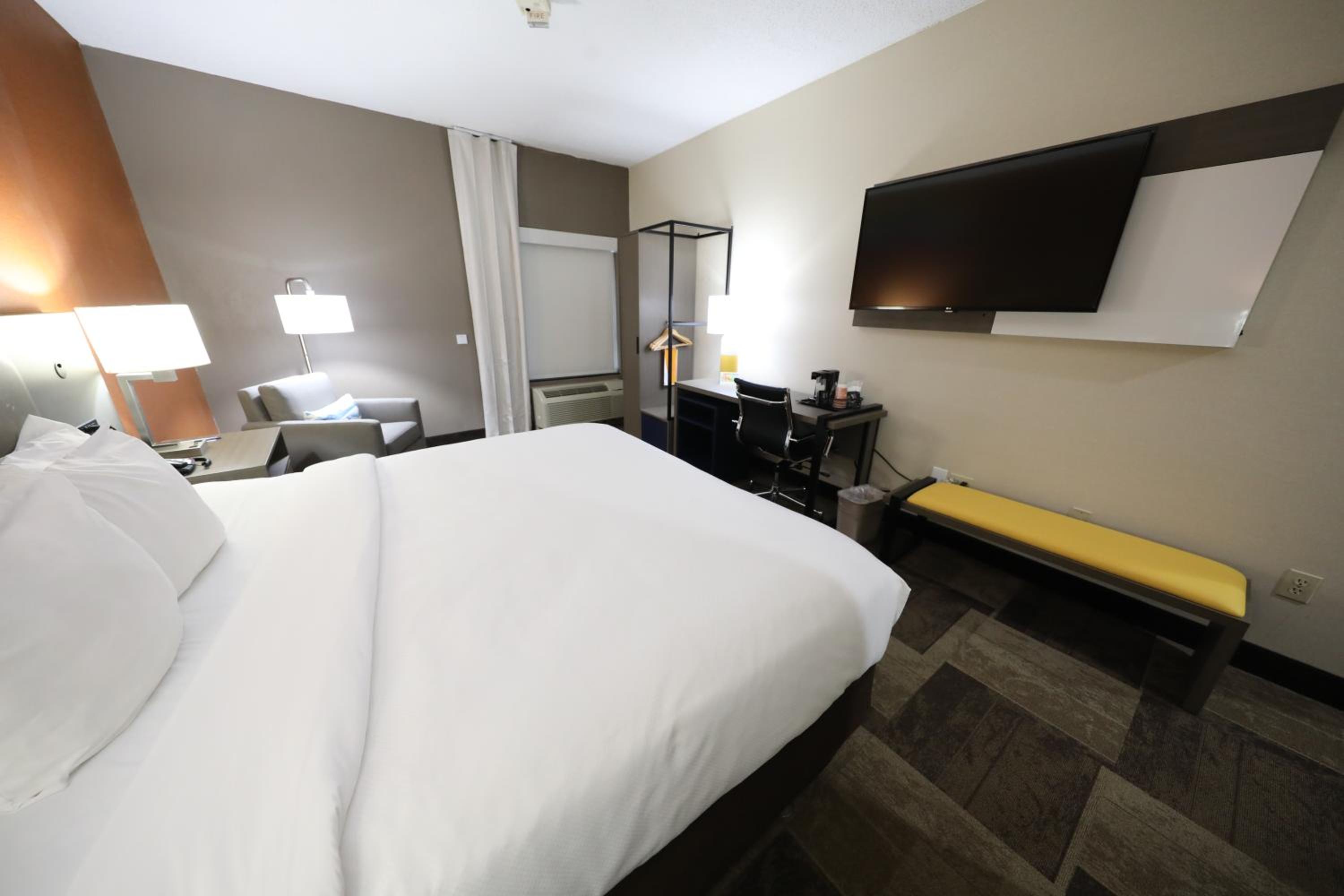 King Room - Accessible/Non-Smoking - Photo 5