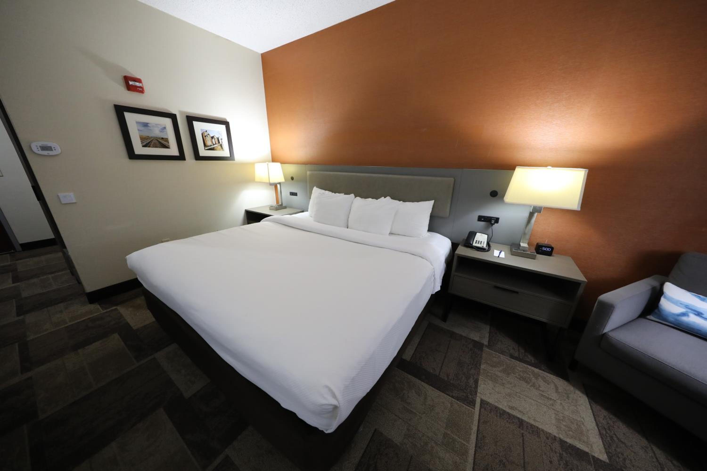 King Room - Accessible/Non-Smoking - Photo 10