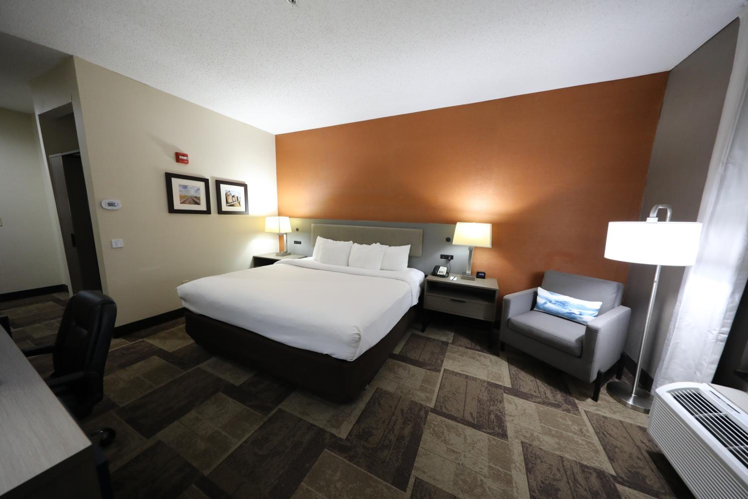 King Room - Accessible/Non-Smoking - Photo 12