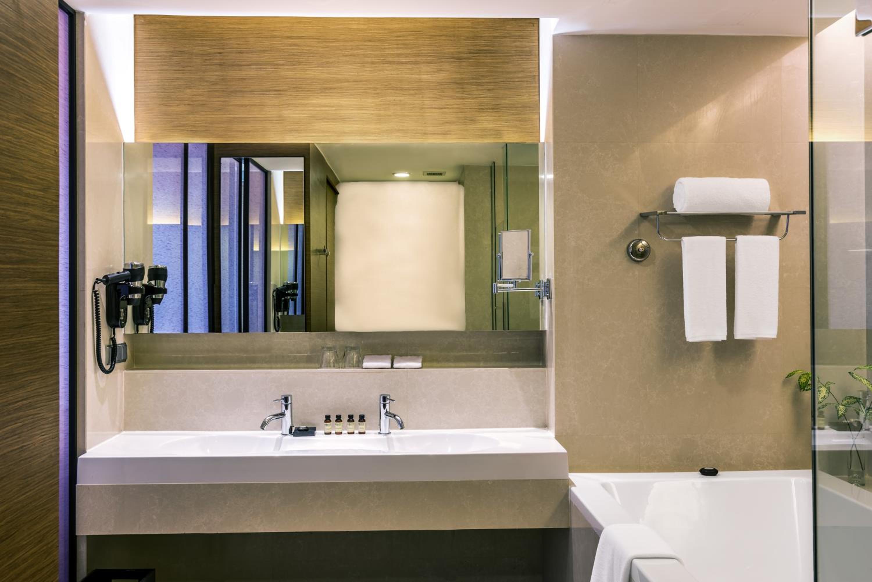 Executive Suite with 1 Kingsize Bed with Executive Lounge Access thumbnail 5