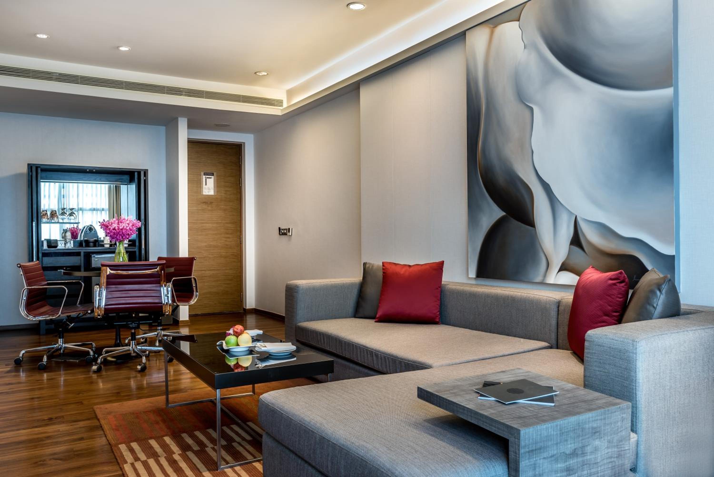 Executive Suite with 1 Kingsize Bed with Executive Lounge Access thumbnail 6