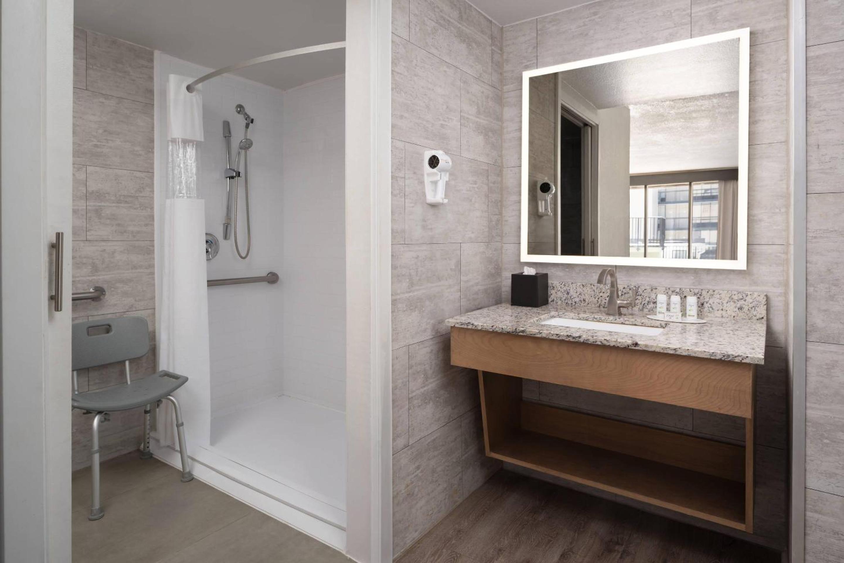 King Room with ADA Roll-In Shower - Disability Access/Non Smoking - Photo 1
