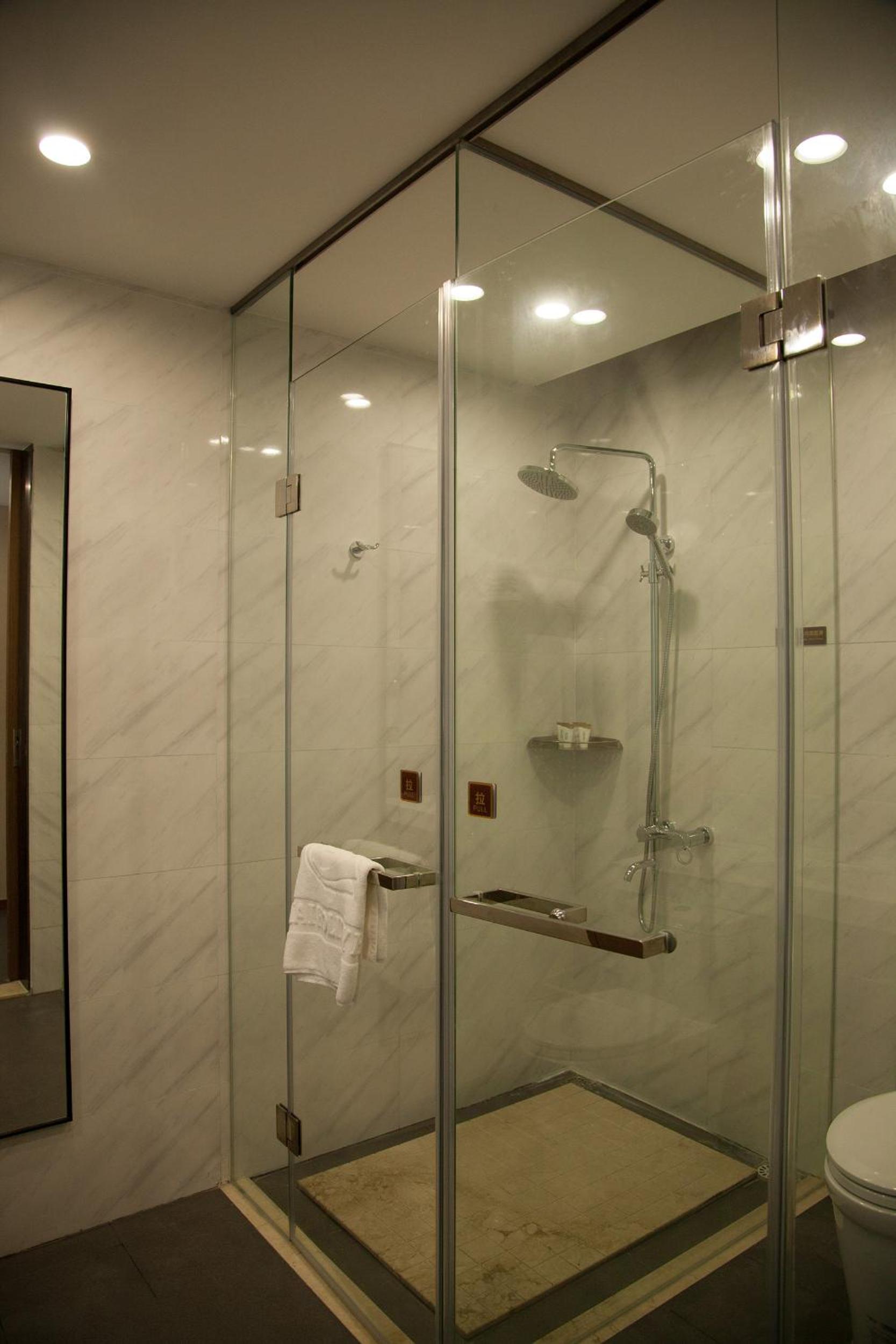 Business Queen Room