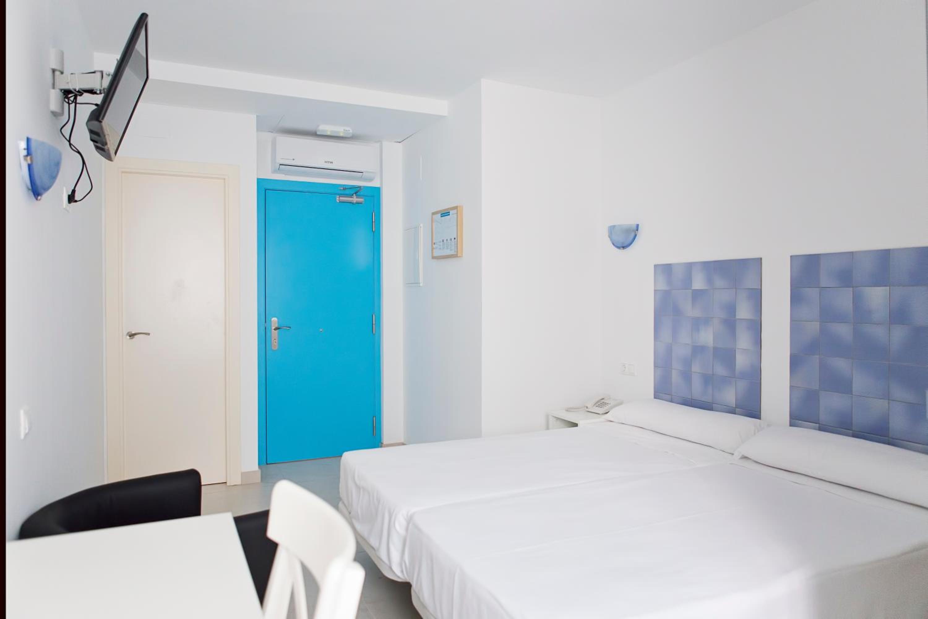 Double or Twin Room photo 3