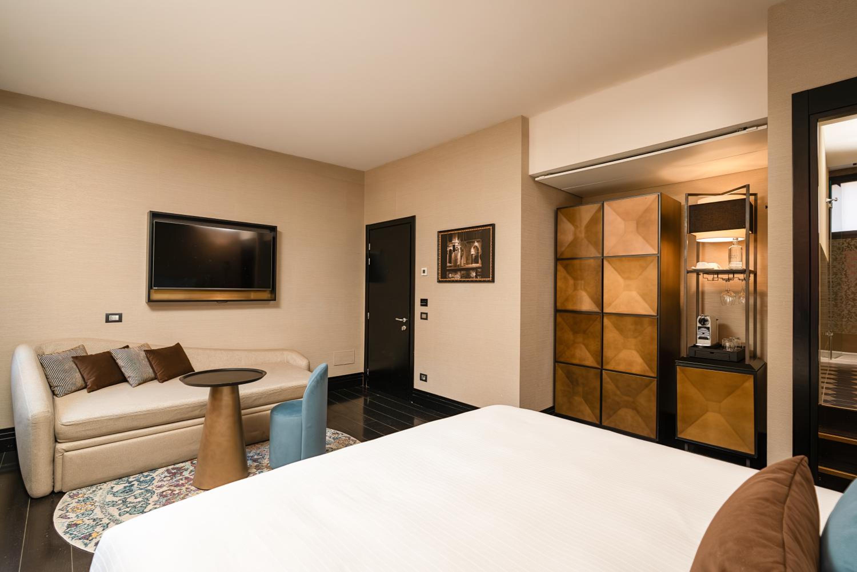 Premium King Room with Sofa Bed photo 3