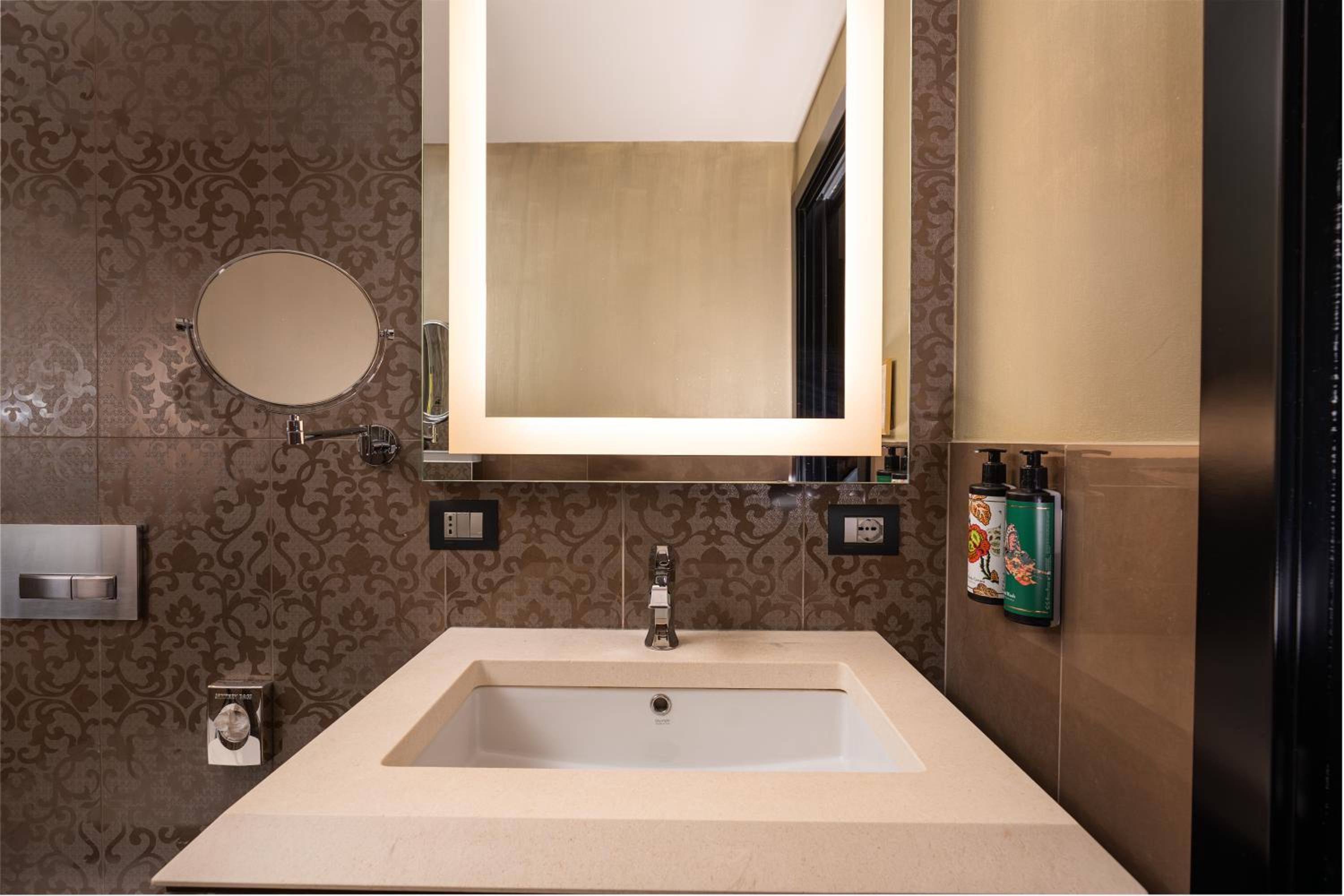 Standard King Room - Accessible photo 3
