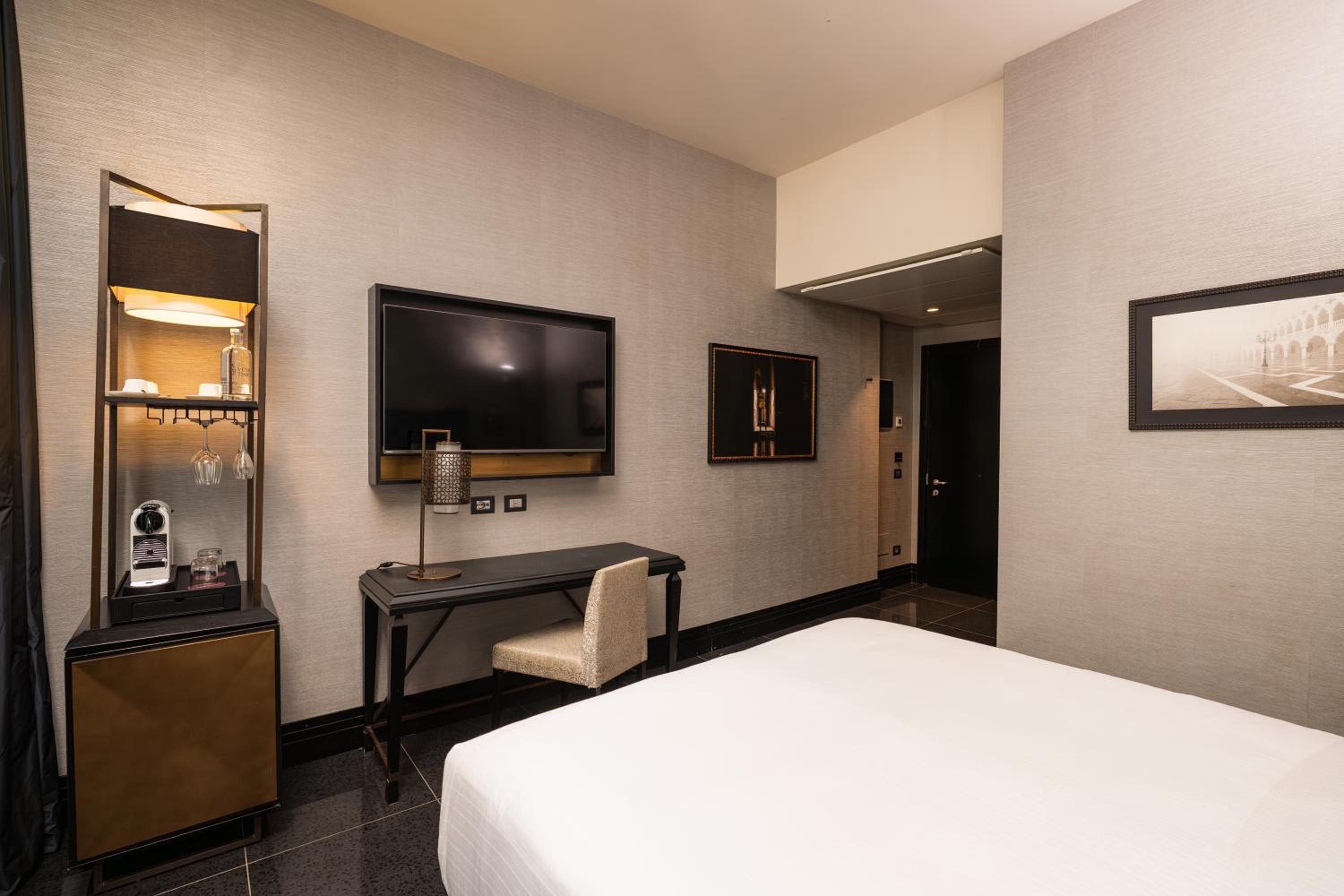 Standard King Room - Accessible photo 2