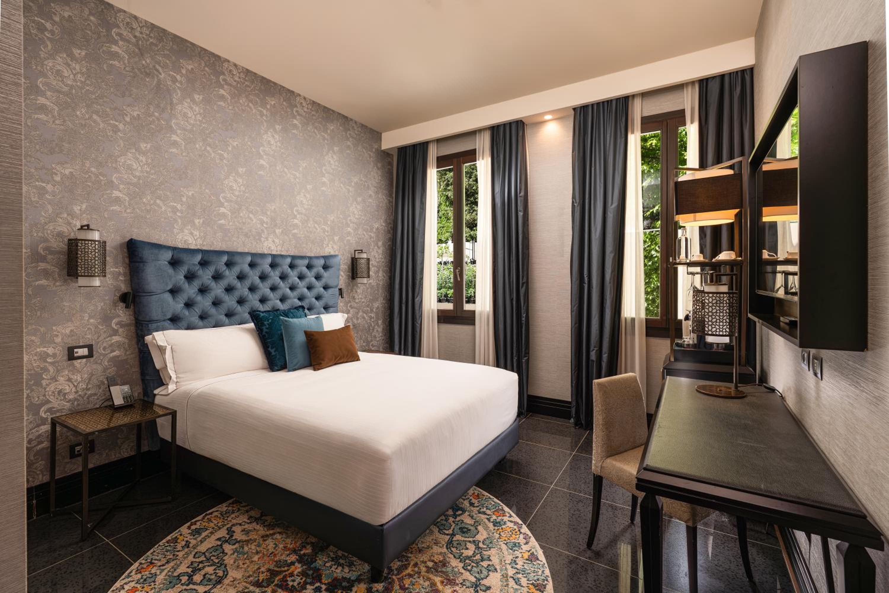Standard King Room - Accessible photo 1
