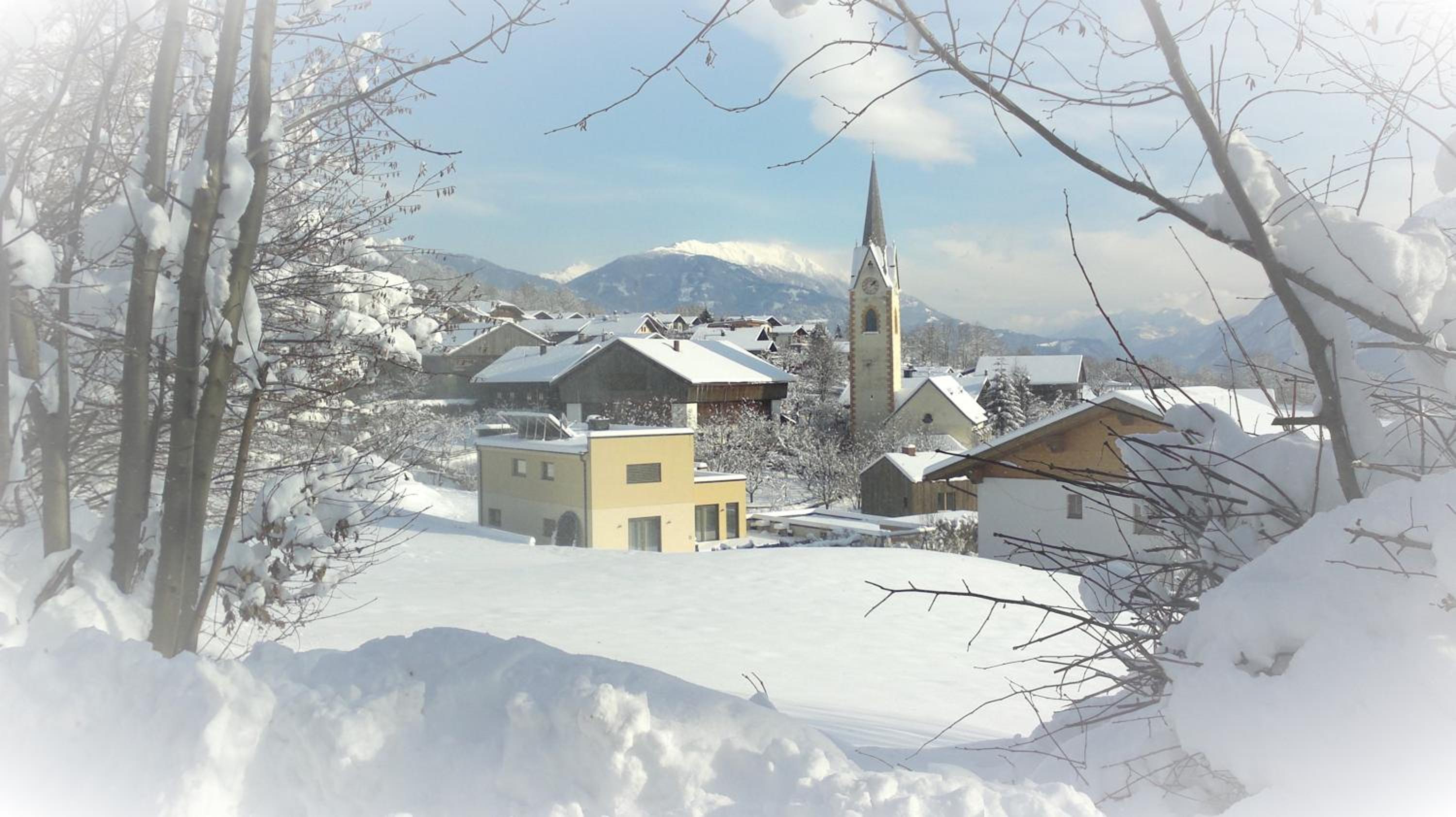 Three-Bedroom Apartment with Mountain View photo 3