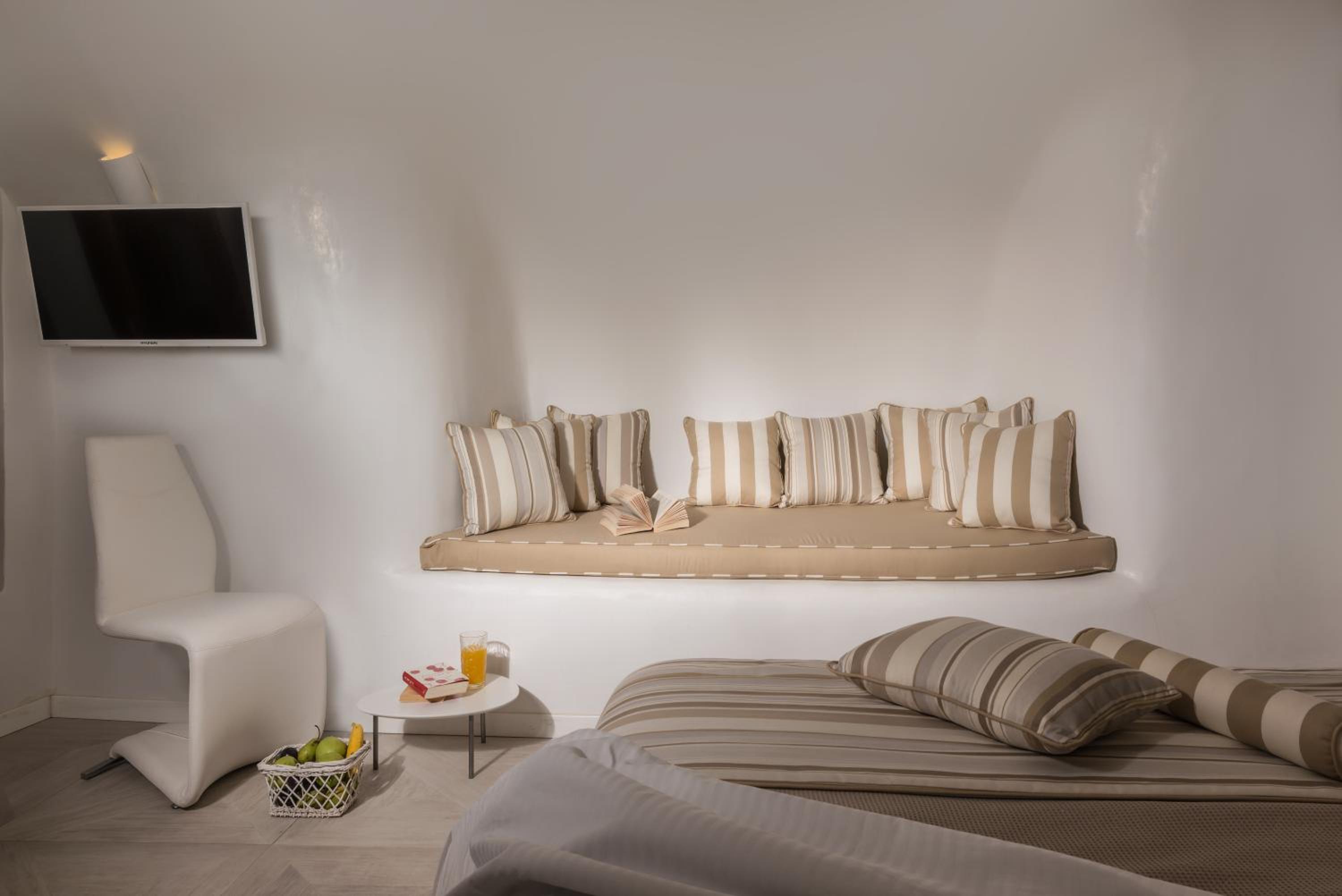 Grand Suite with Private Heated Outdoor Pool & Caldera Sea View photo 3